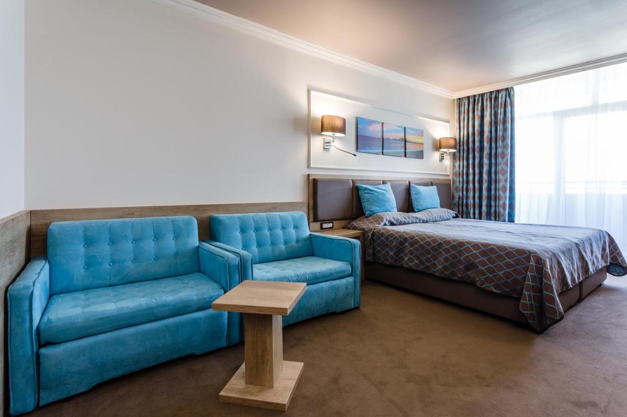 Superior Tweepersoonskamer met 2 Aparte Bedden, Balkon en Uitzicht op Zee (3 Volwassenen + 1 Kind)