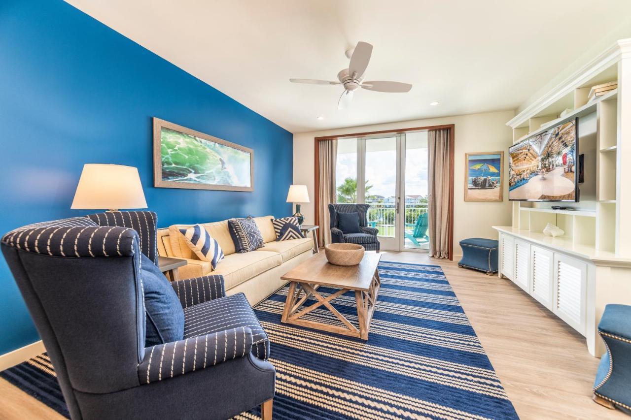King Pool View Suite Accessible