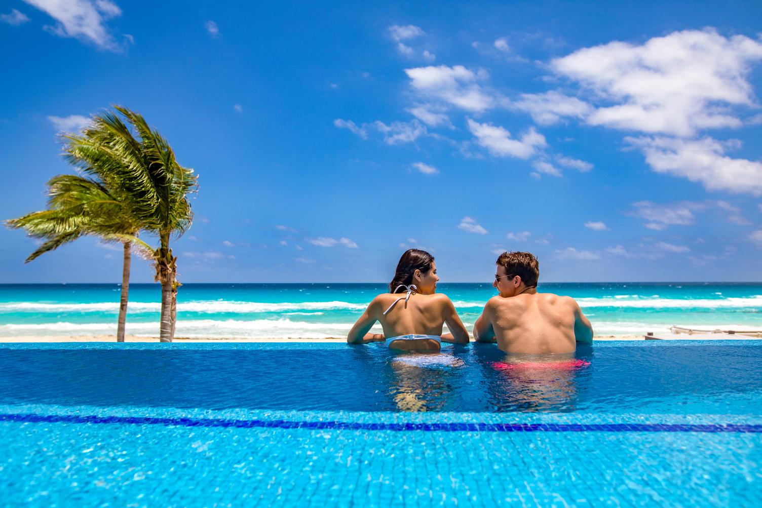 Junior Suite mit 1 Kingsize-Bett und Zugang zum Infinity-Pool am Strand