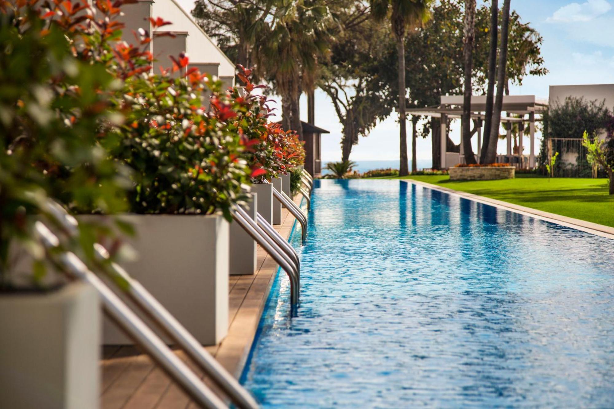 Swim Up Room