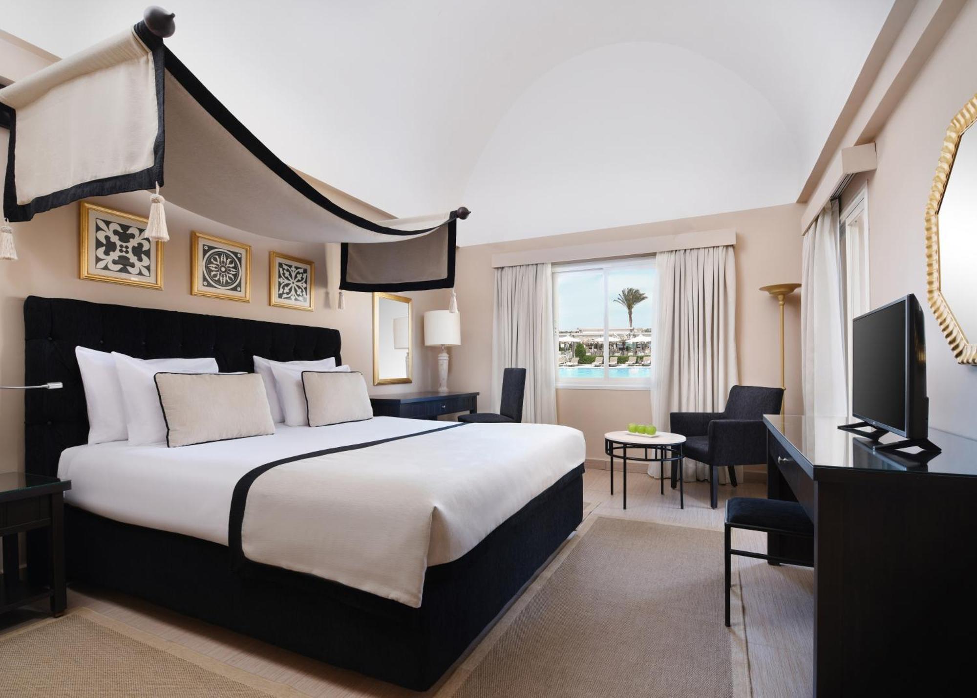 Junior Suite Queen Bed Side Sea view