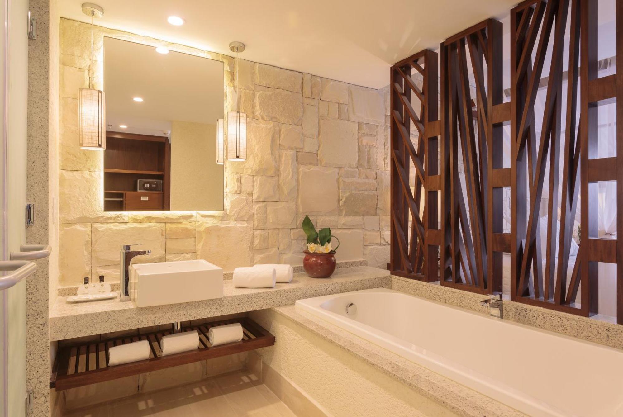 Master Suite Spa Bath Hot Tub Two Double Beds,1420096230:JPEG