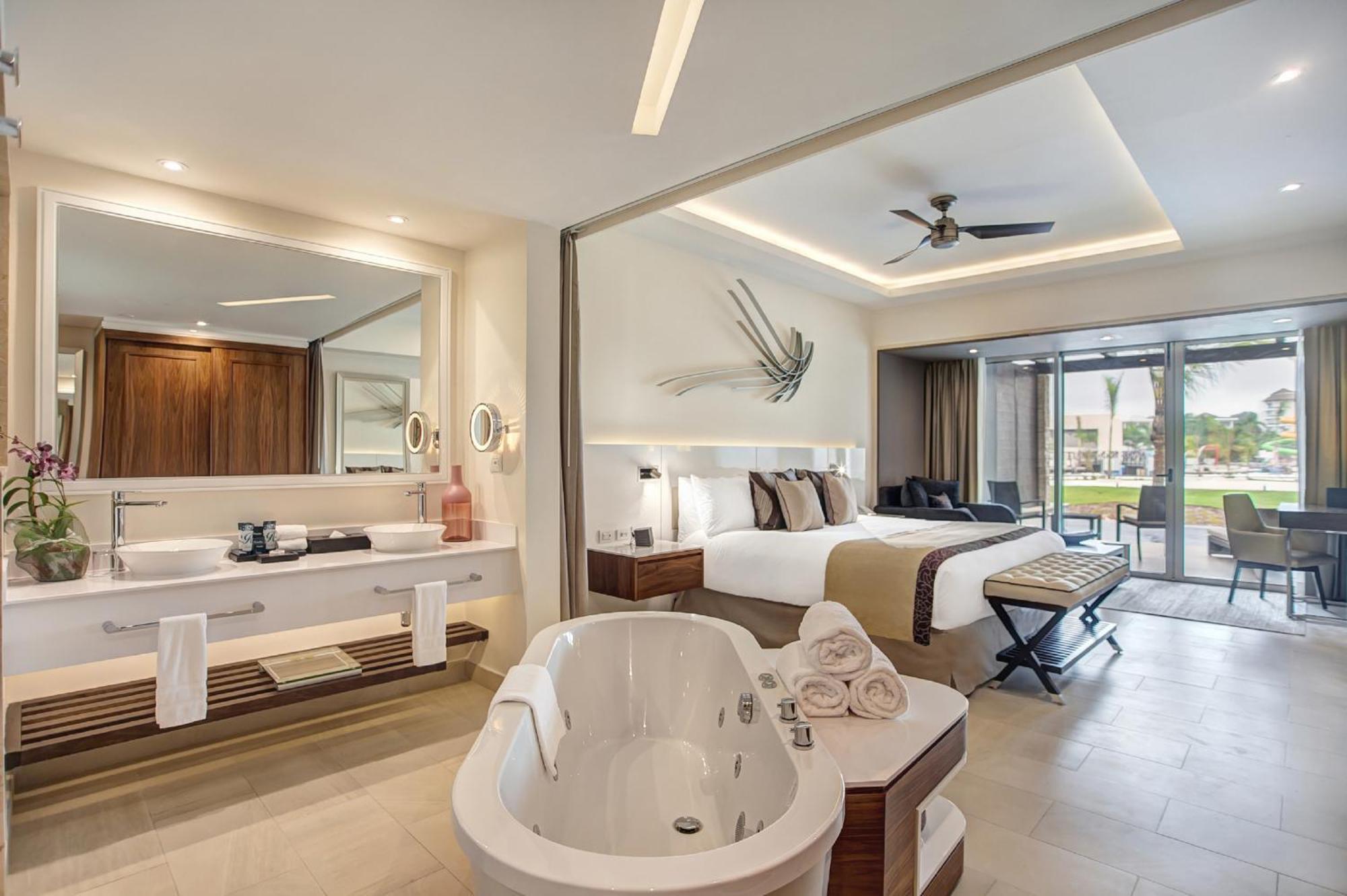 Luxury Junior Suite Swim Out Diamond Club