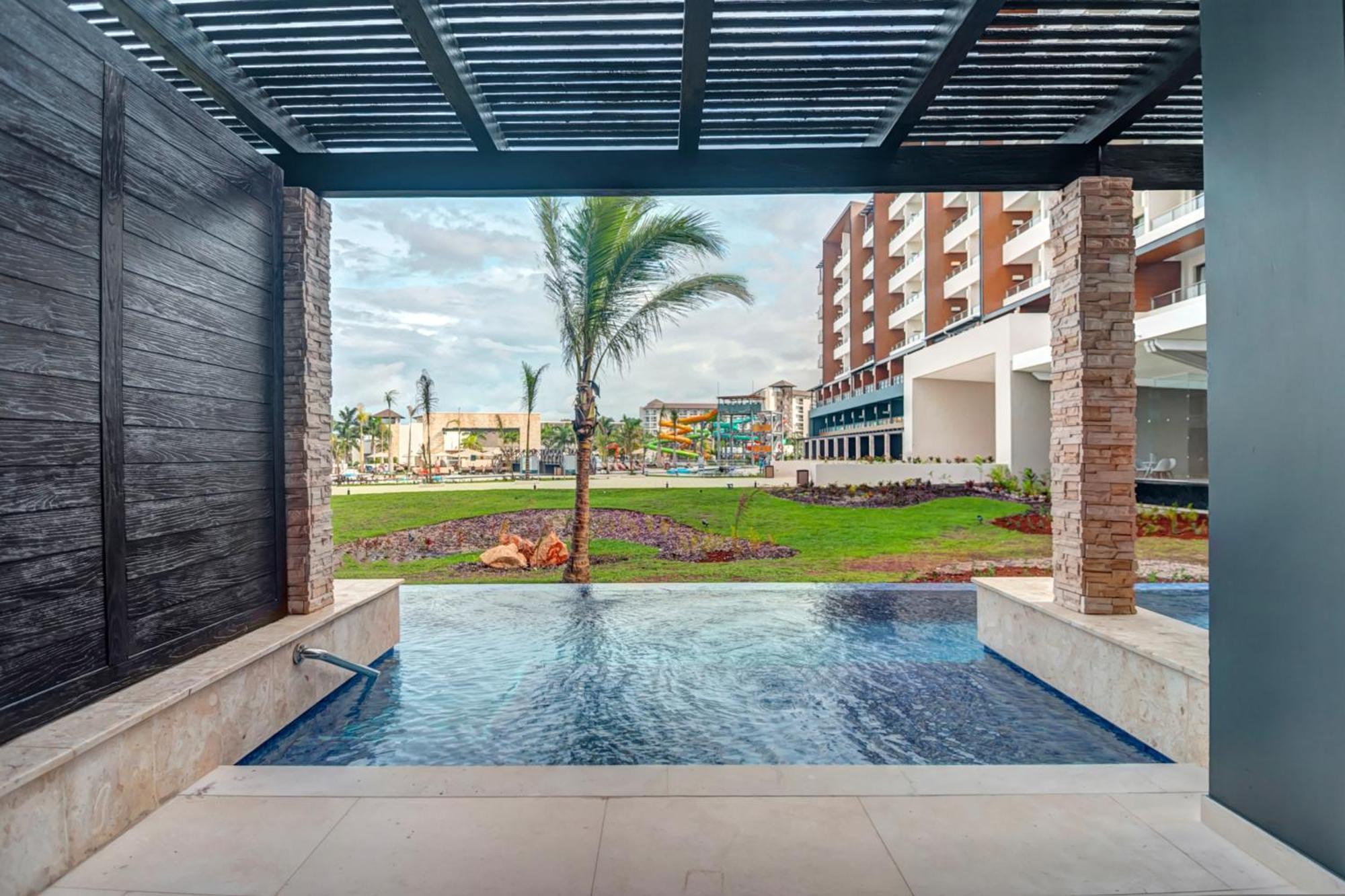 Luxury Junior Suite Swim Out Diamond Club
