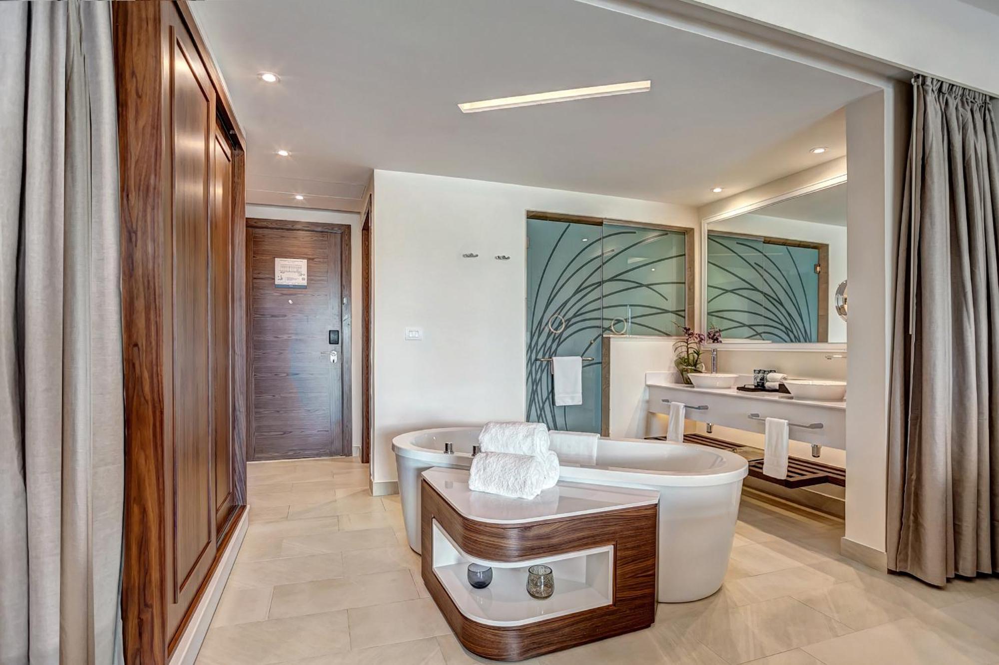 Luxury Junior Suite Swim Out
