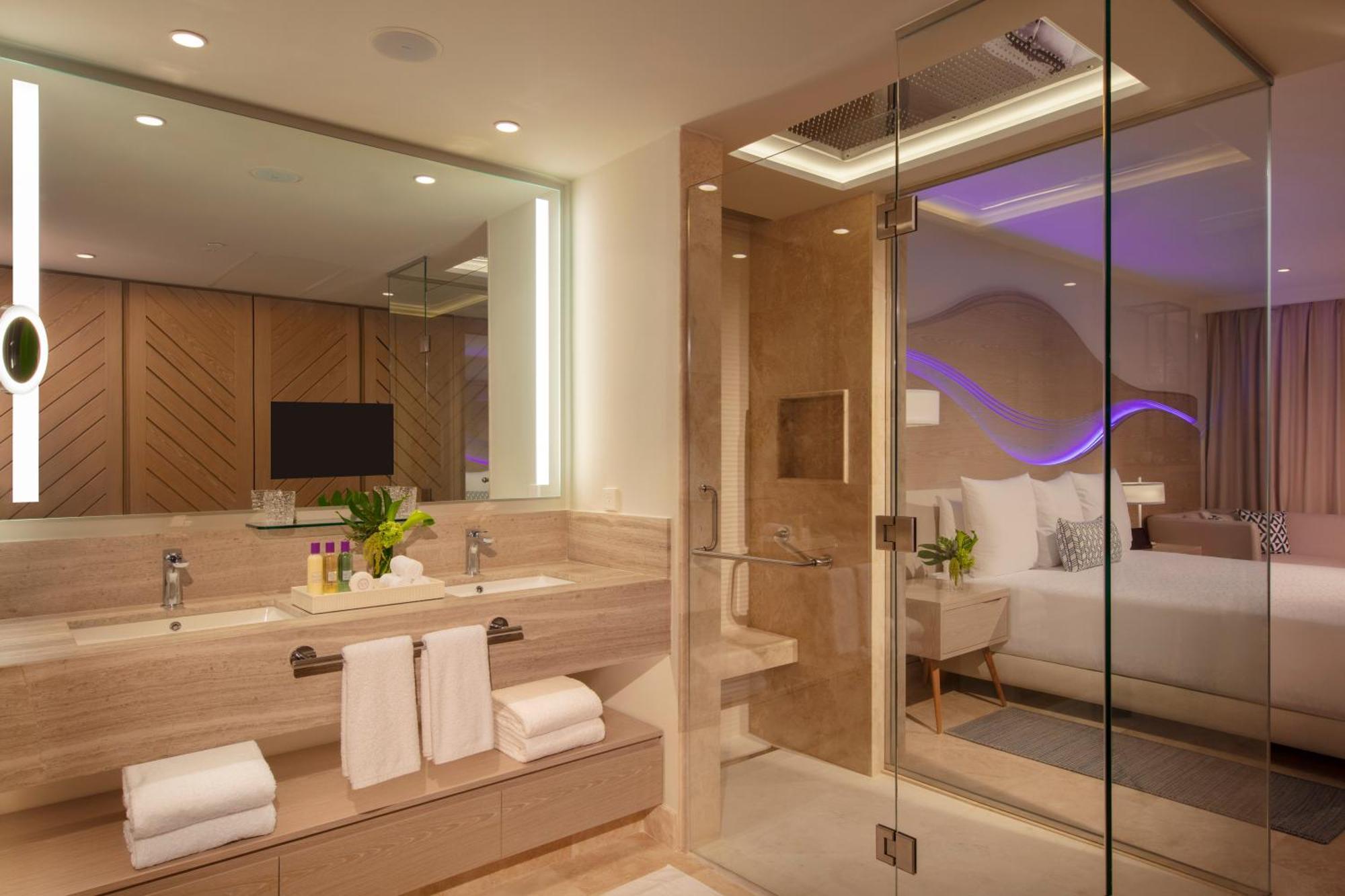 Xhale club Junior Suite upper Ocean Front King