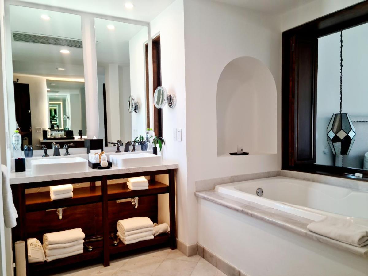 Junior Suite Ocean Front King