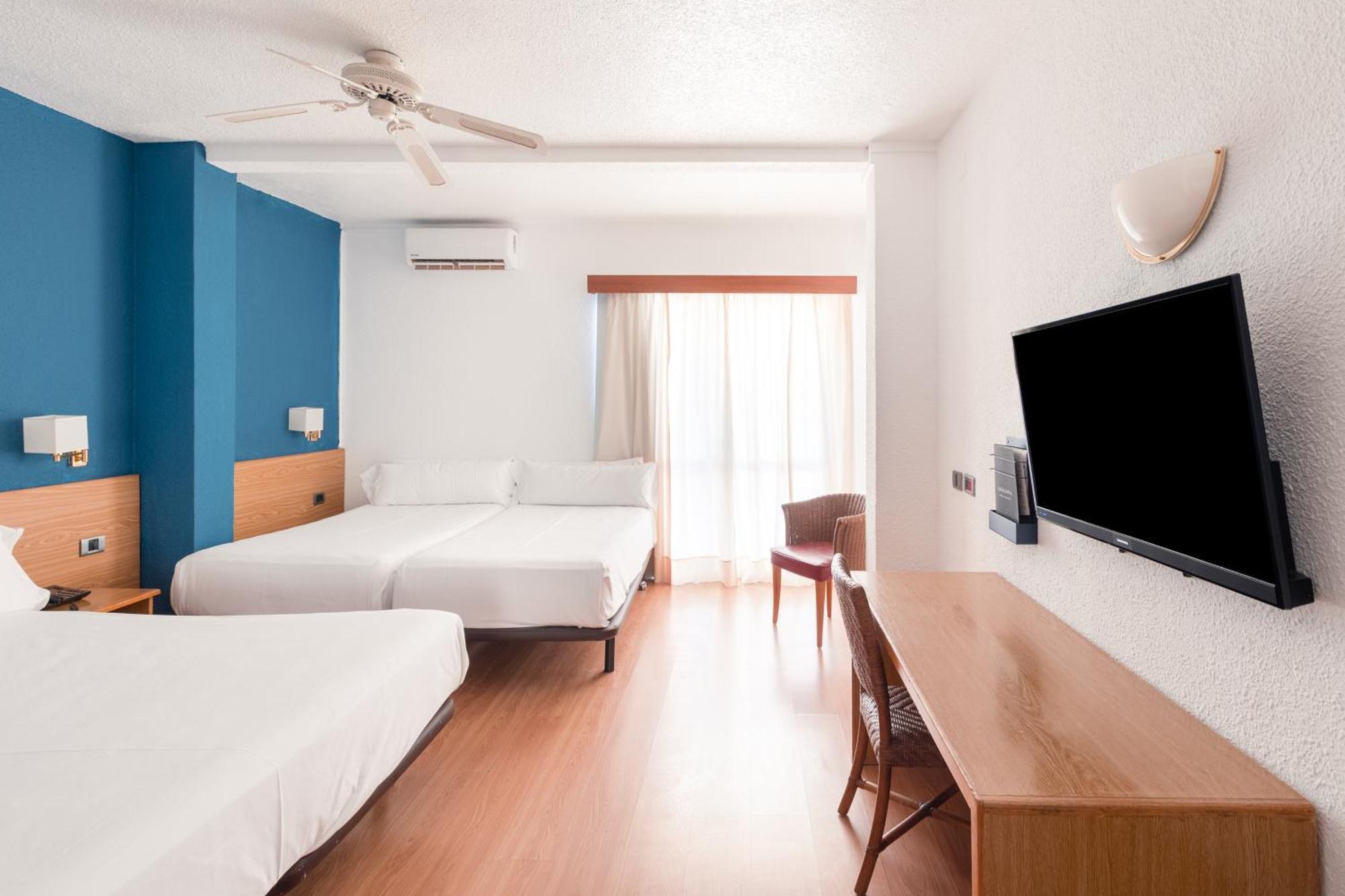 Family Room (2 Adults + 2 Children)