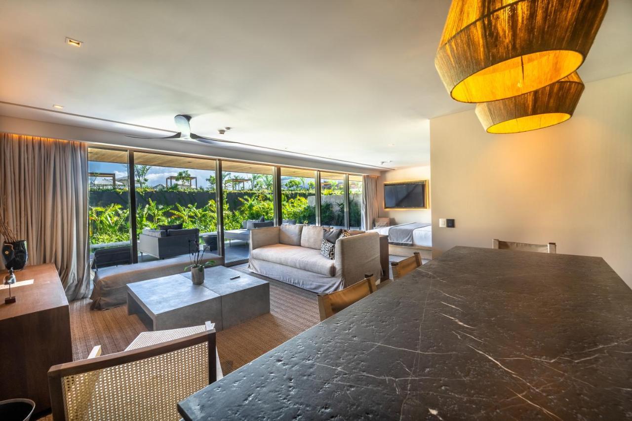 Master Suite Swim Out Tropical View