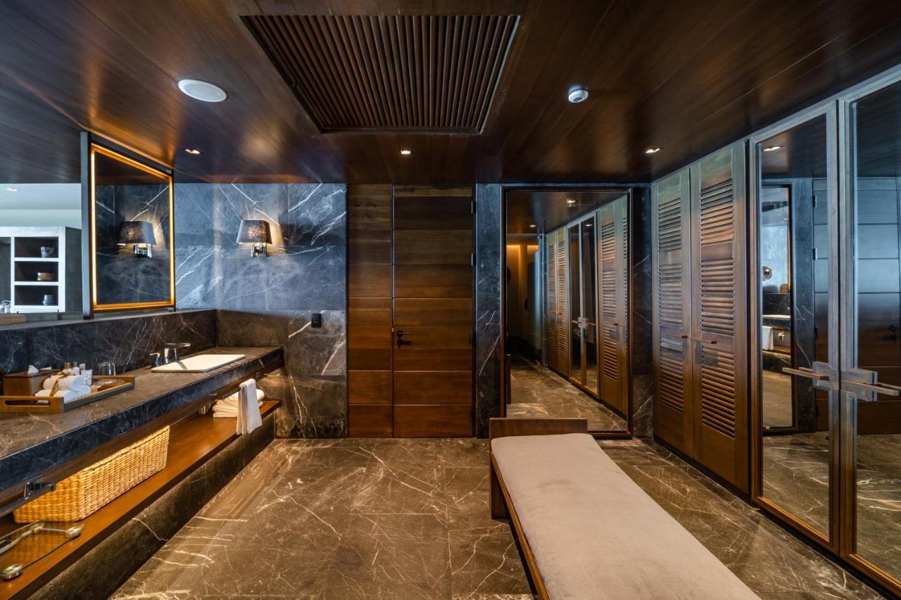 Master Suite Swim Out Tropical View