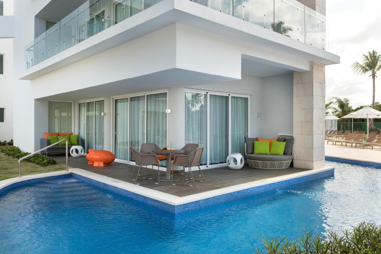 Swank Wraparound Swim Up Suite