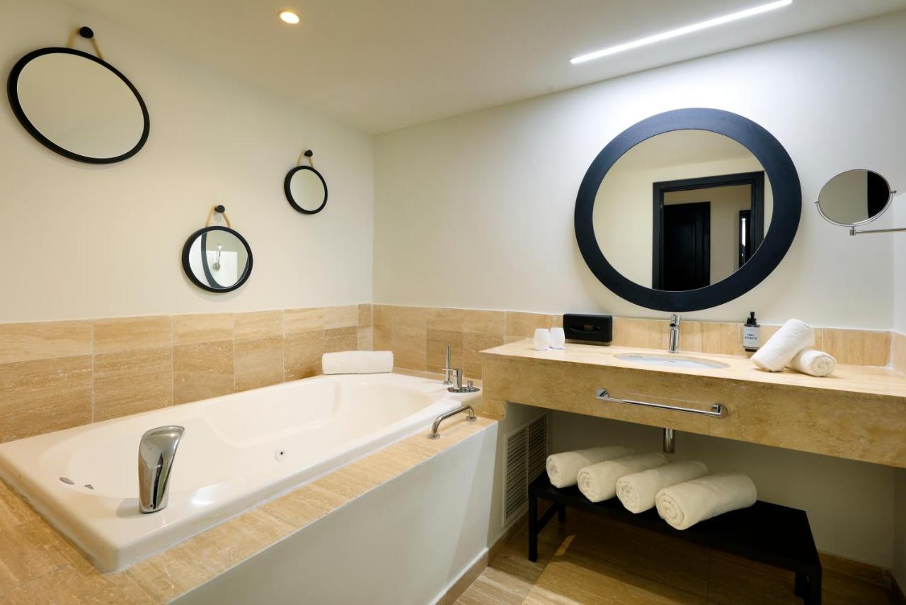 Junior Suite Poolside