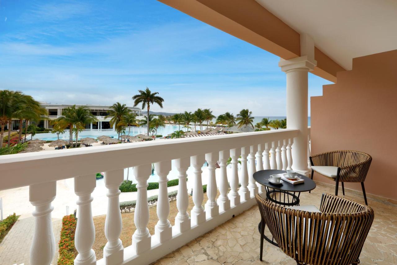 Junior Suite Poolside