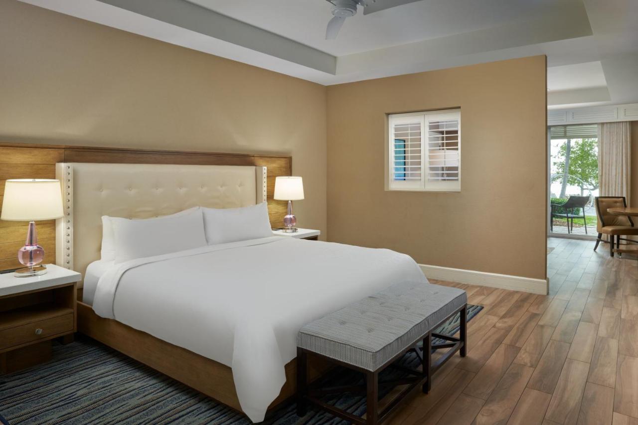 Bay Front Suite 1 Bedroom Suite 1 King Sofa bed Balcony