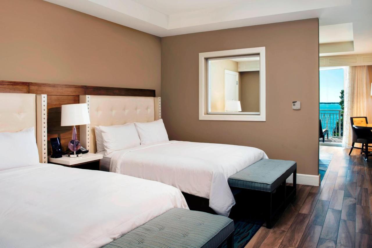 Bay Front Suite 1 Bedroom Suite 2 Queen Sofa bed Balcony