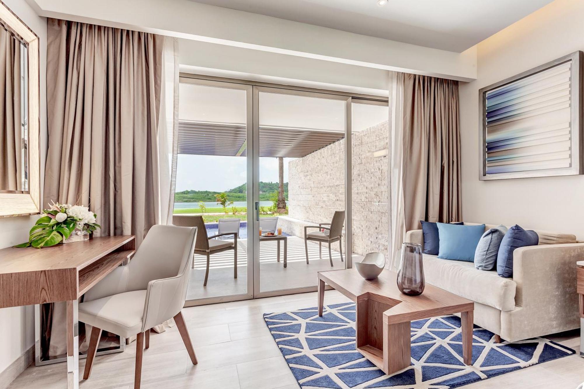 Luxury Junior Suite Swim Out Diamond Club