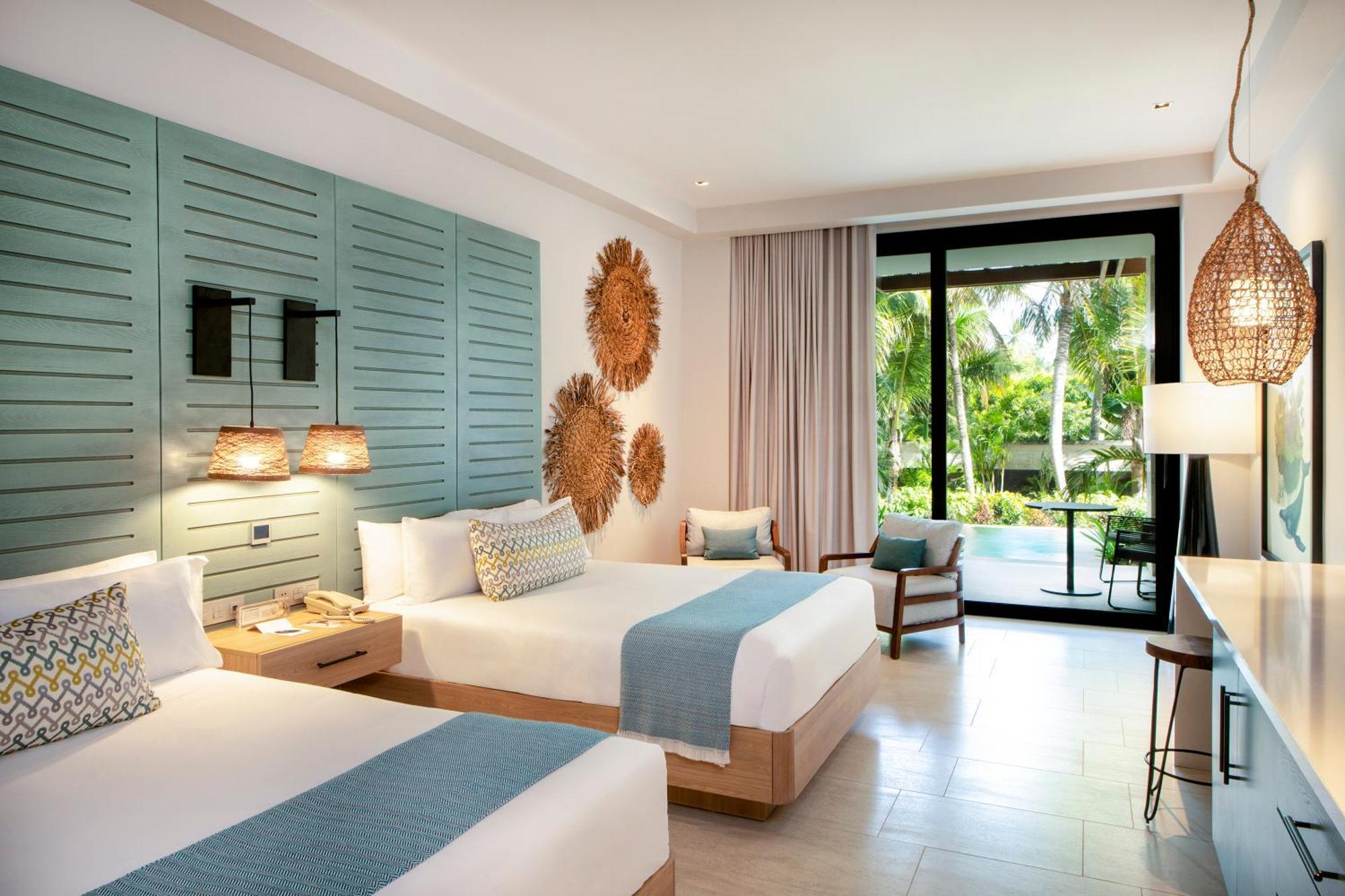 Resort Queen Swim Up Junior Suite