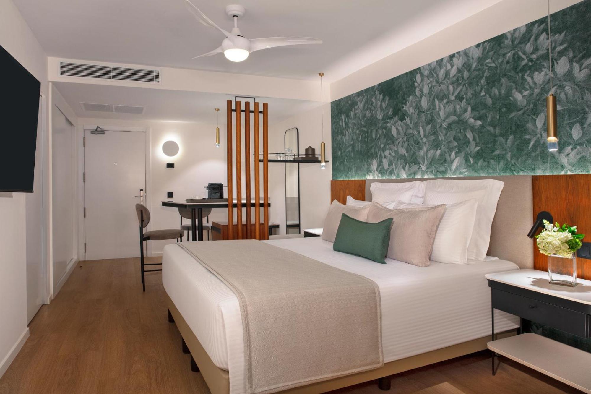 Club Junior King Suite Partial Ocean View