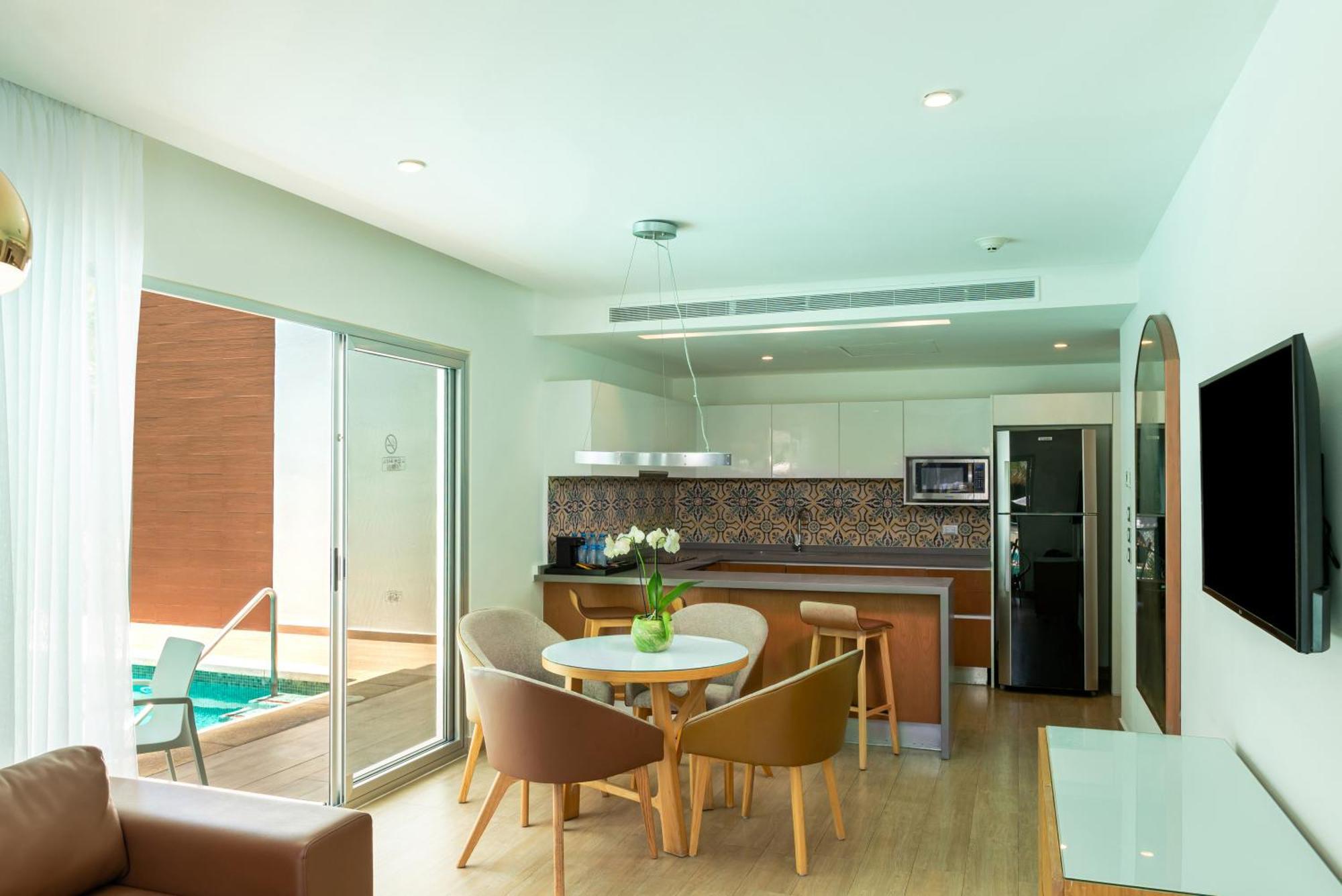 One Bedroom Suite Swim Up