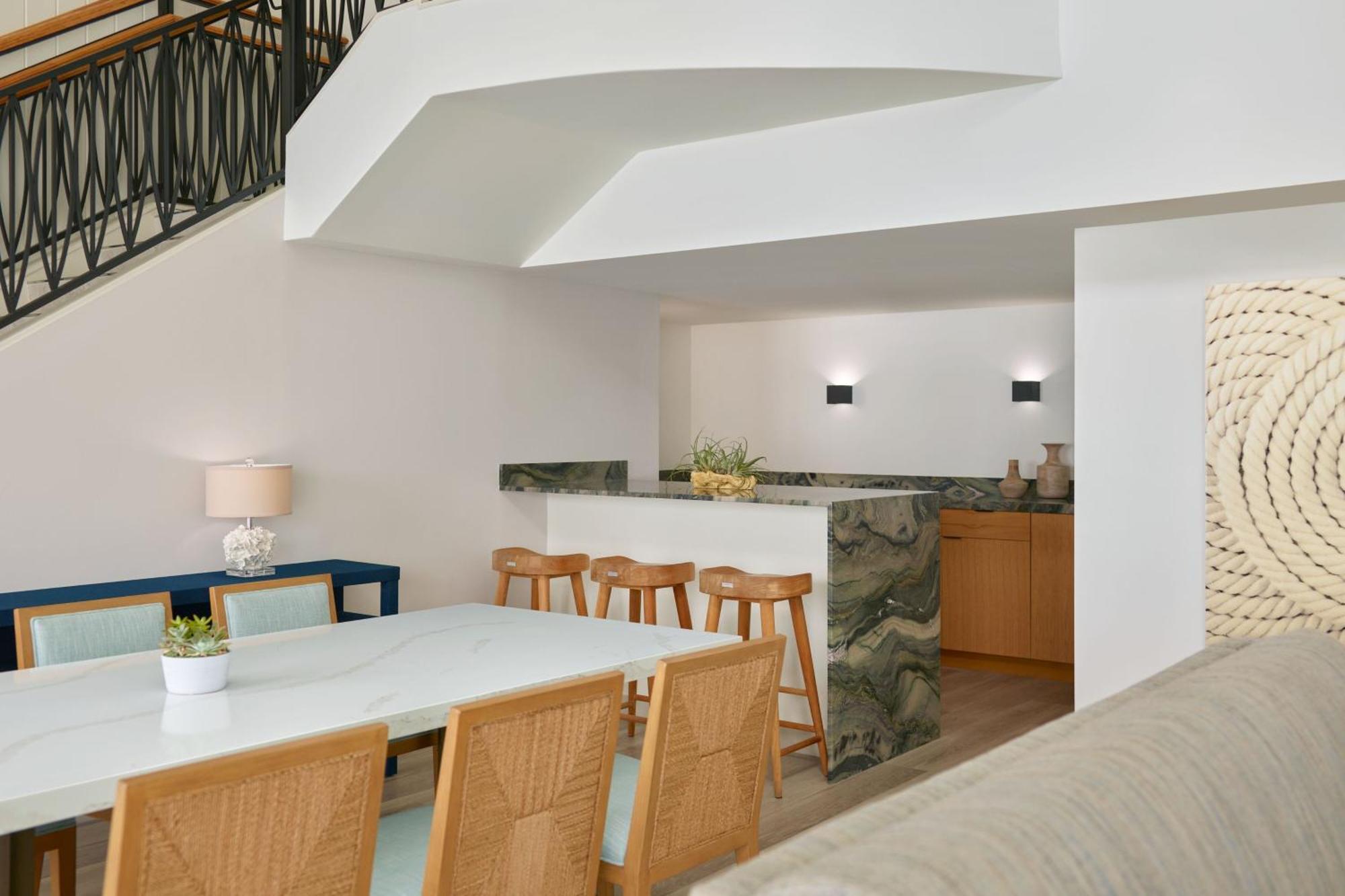 One-Bedroom Governors King Suite Sofa Bed Balcony