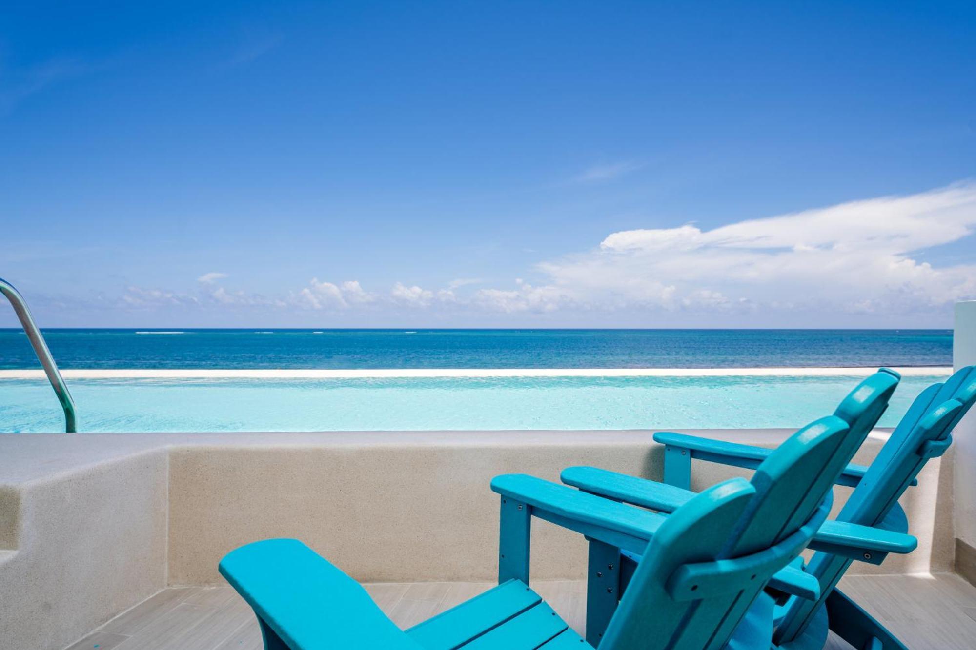 Oceanfront Paradise Swim-up Studio