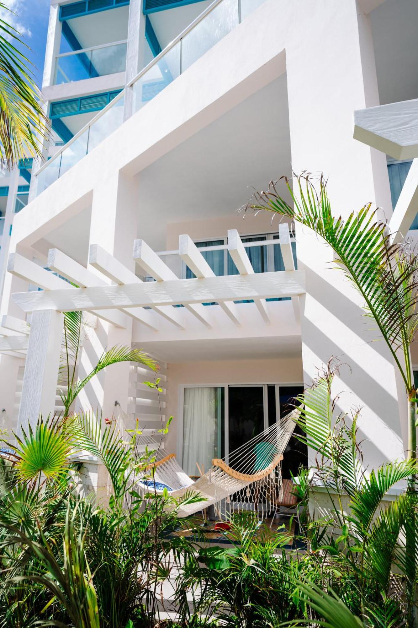 Island Oasis Suite,1553056525:JPEG