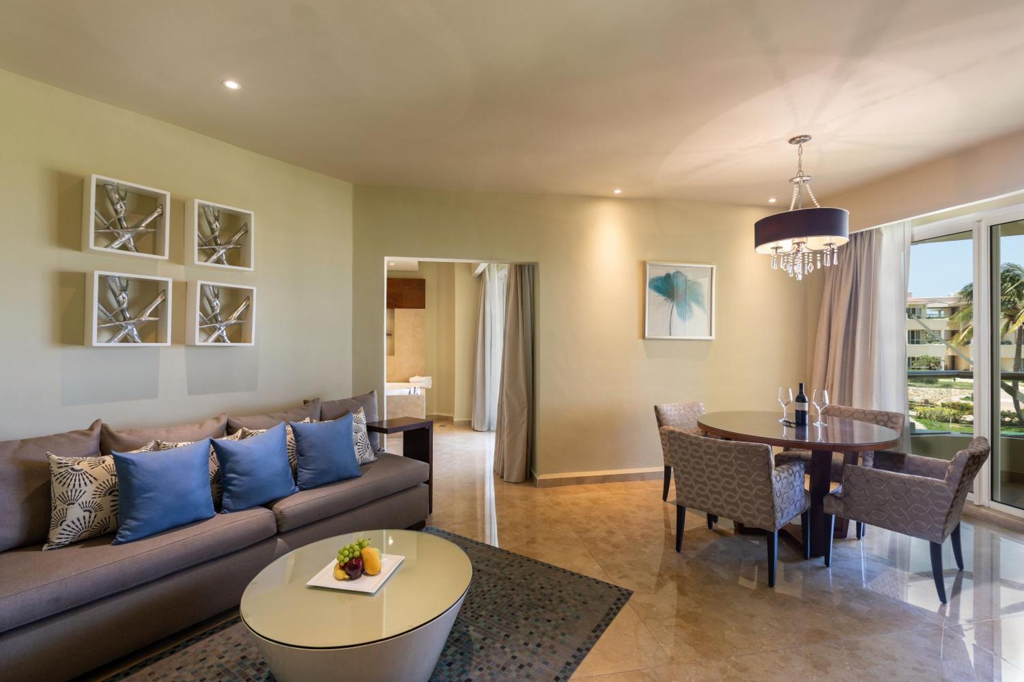 Superior Governor One Bedroom Suite Ocean View King Size Bed