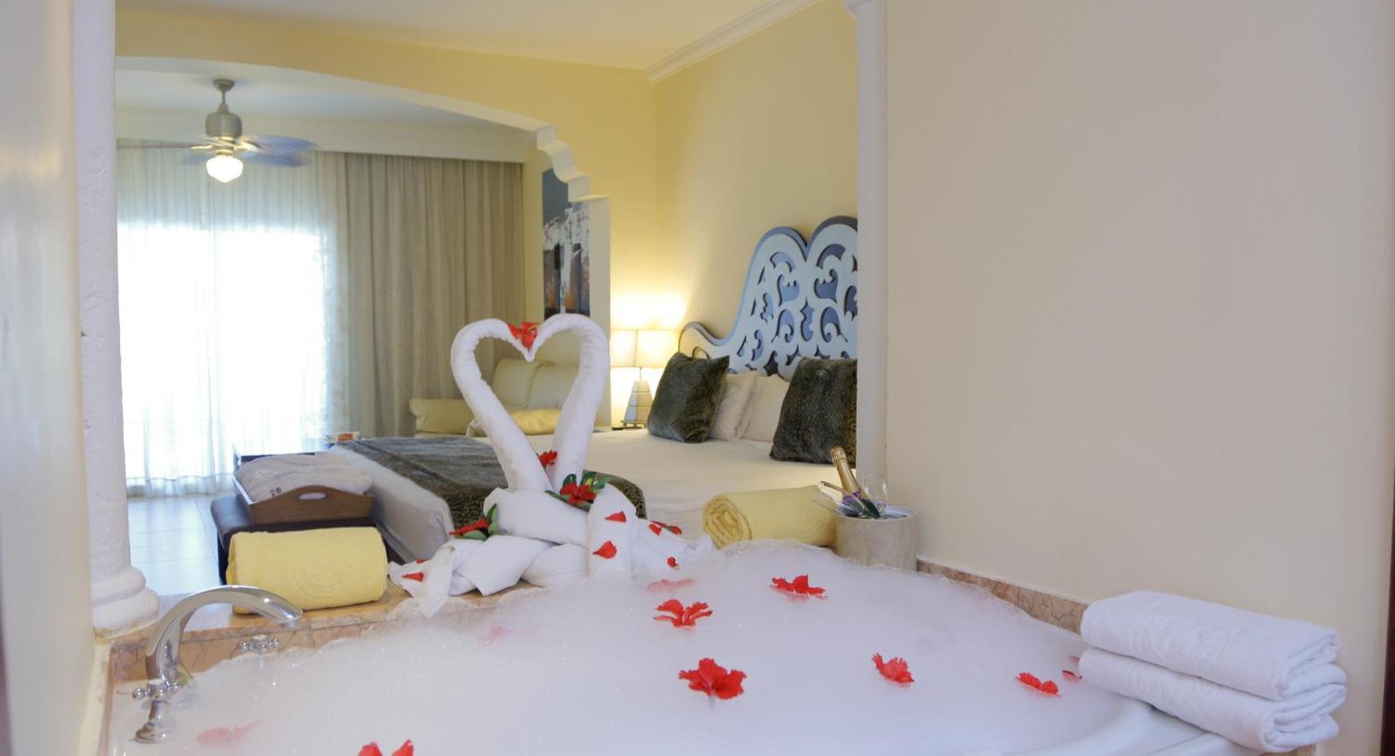 Colonial Club Majestic Jr Suite Swim up Adults Only 18 WiFi