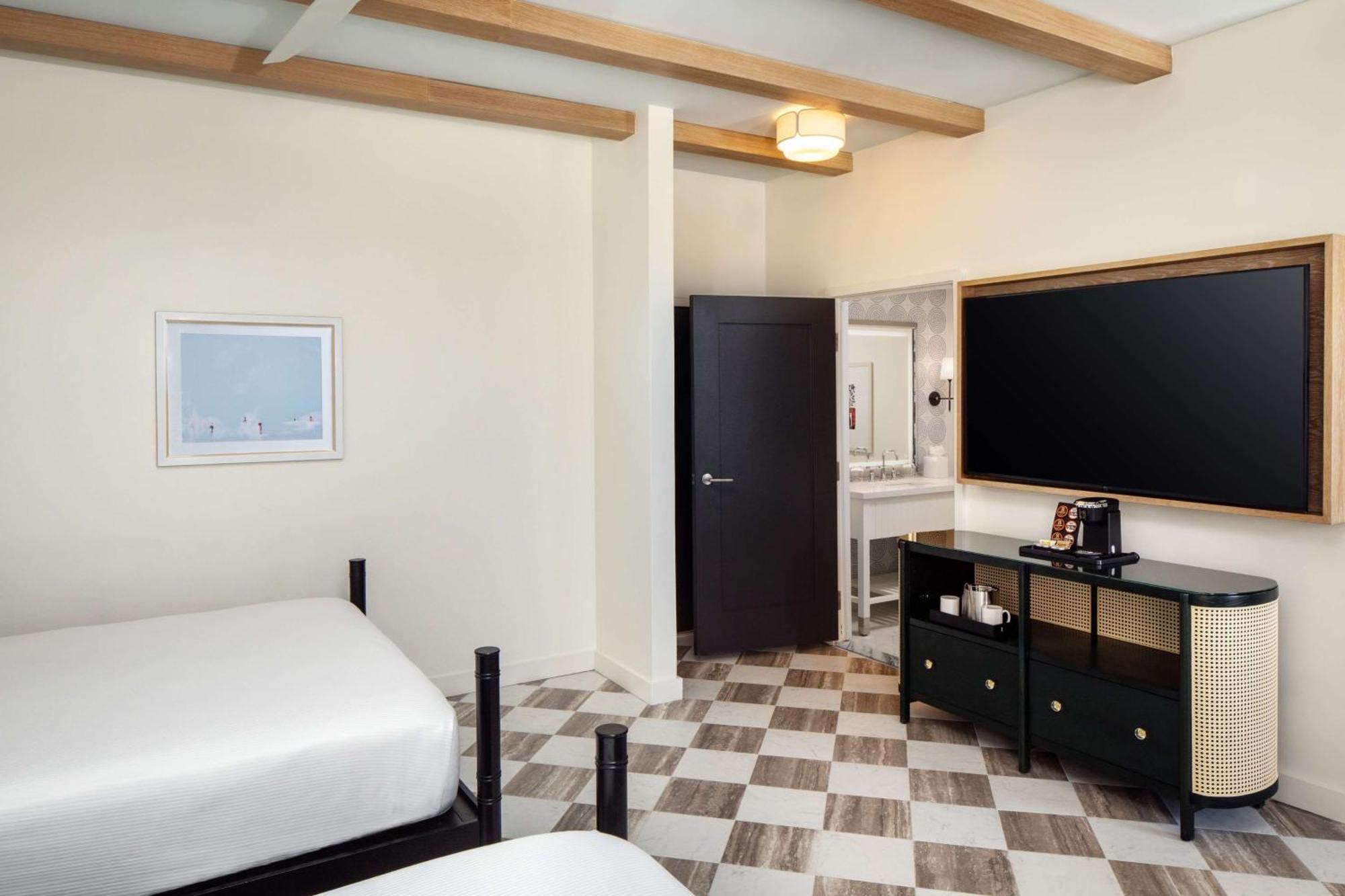 Queen Room Two Queen Beds Beachfront Walkout