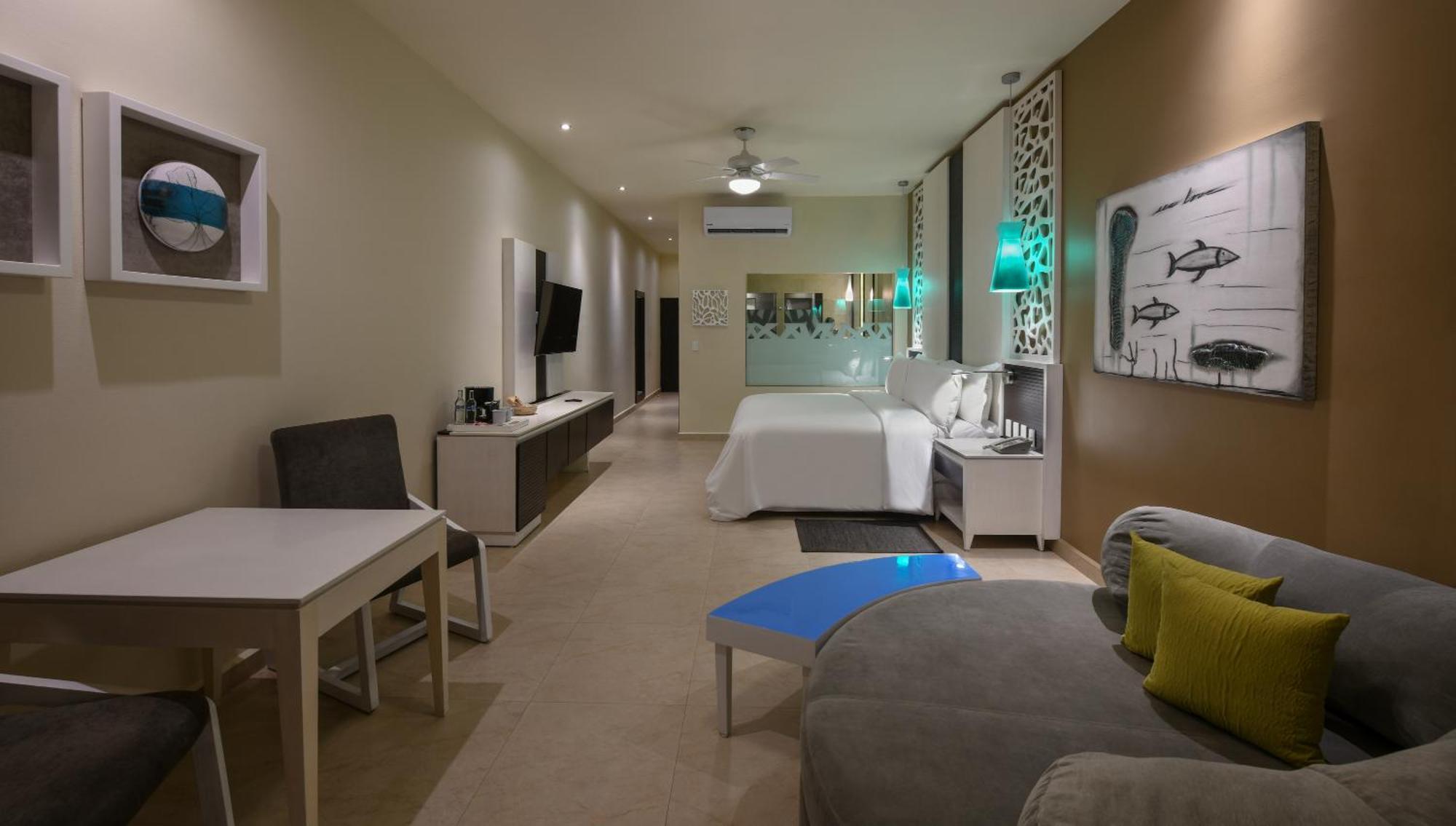 Royal Retreat Oceanfront Pool Swim Up Suite