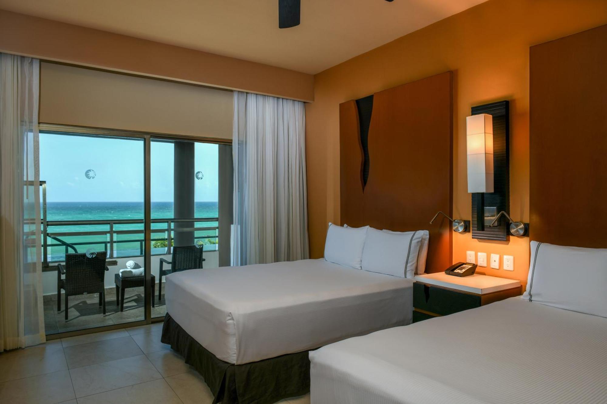 Ocean Front One Bedroom Swim Up Suite