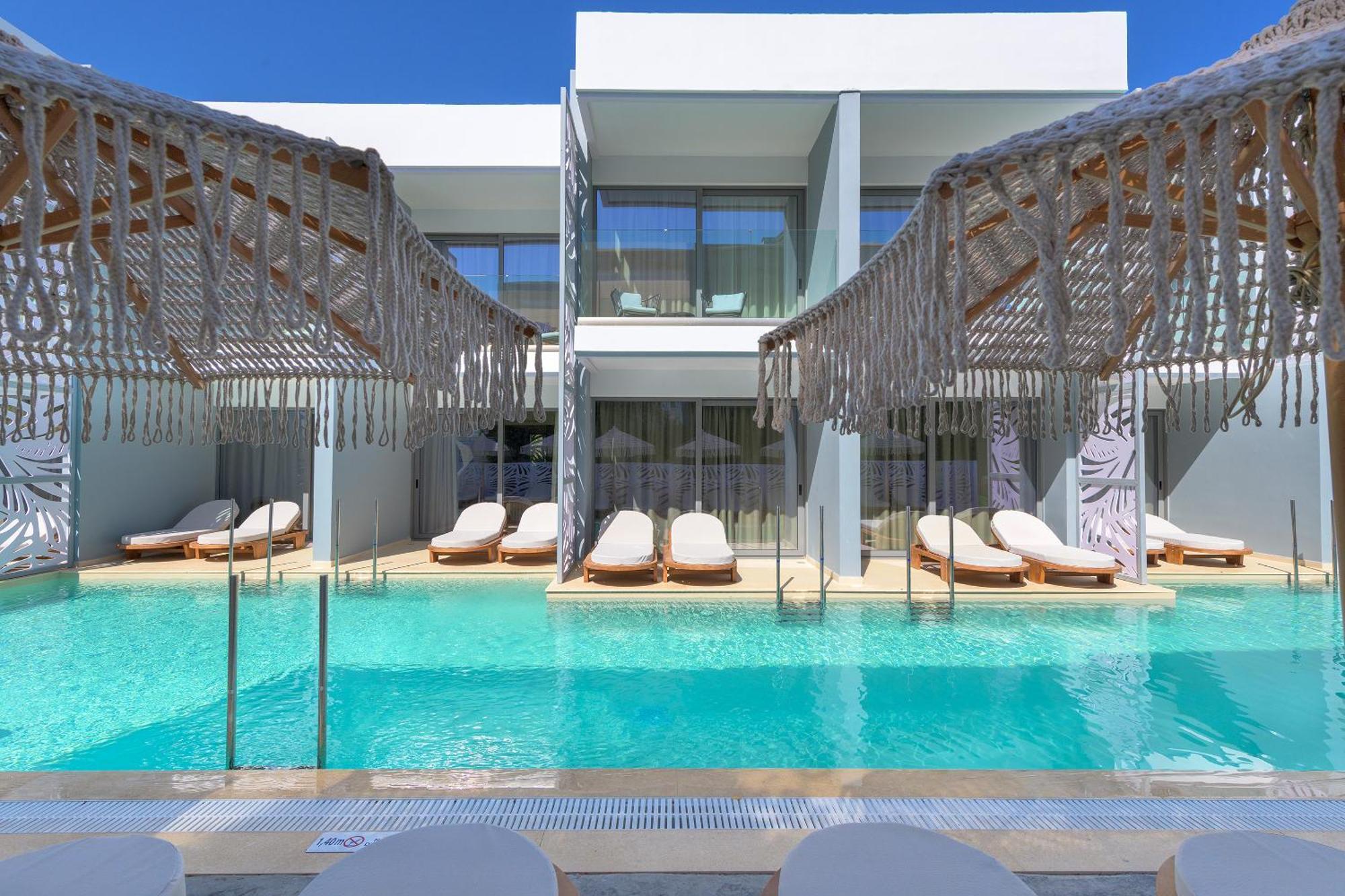 Swim-up Double Room Pool View Shared Pool Terrace,1601680592:JPEG