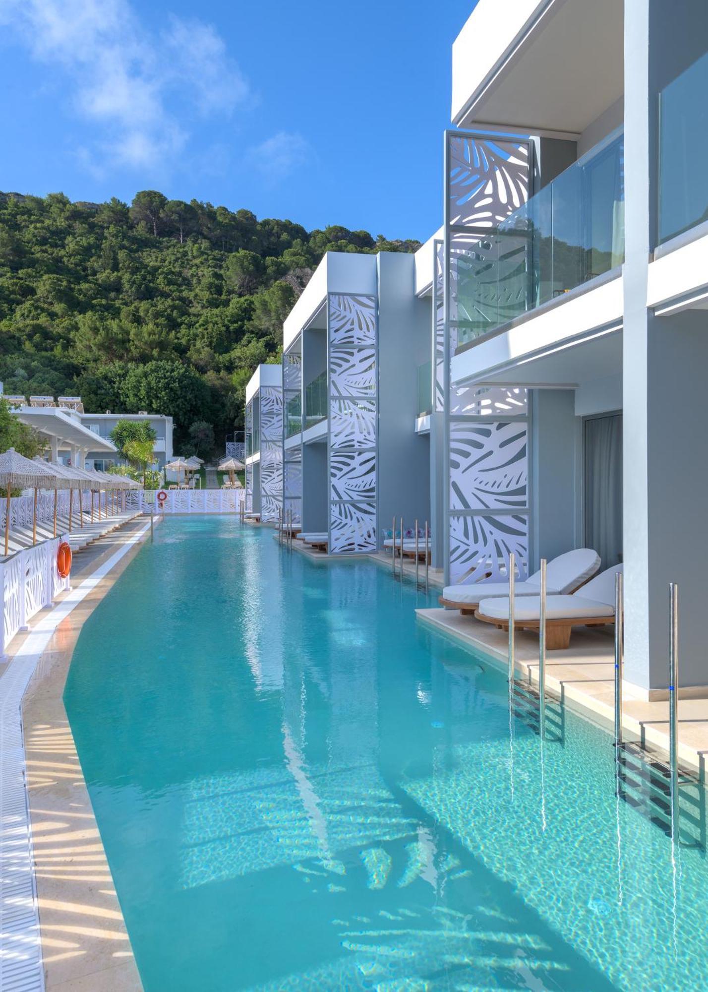 Swim-up Double Room Pool View Shared Pool Terrace