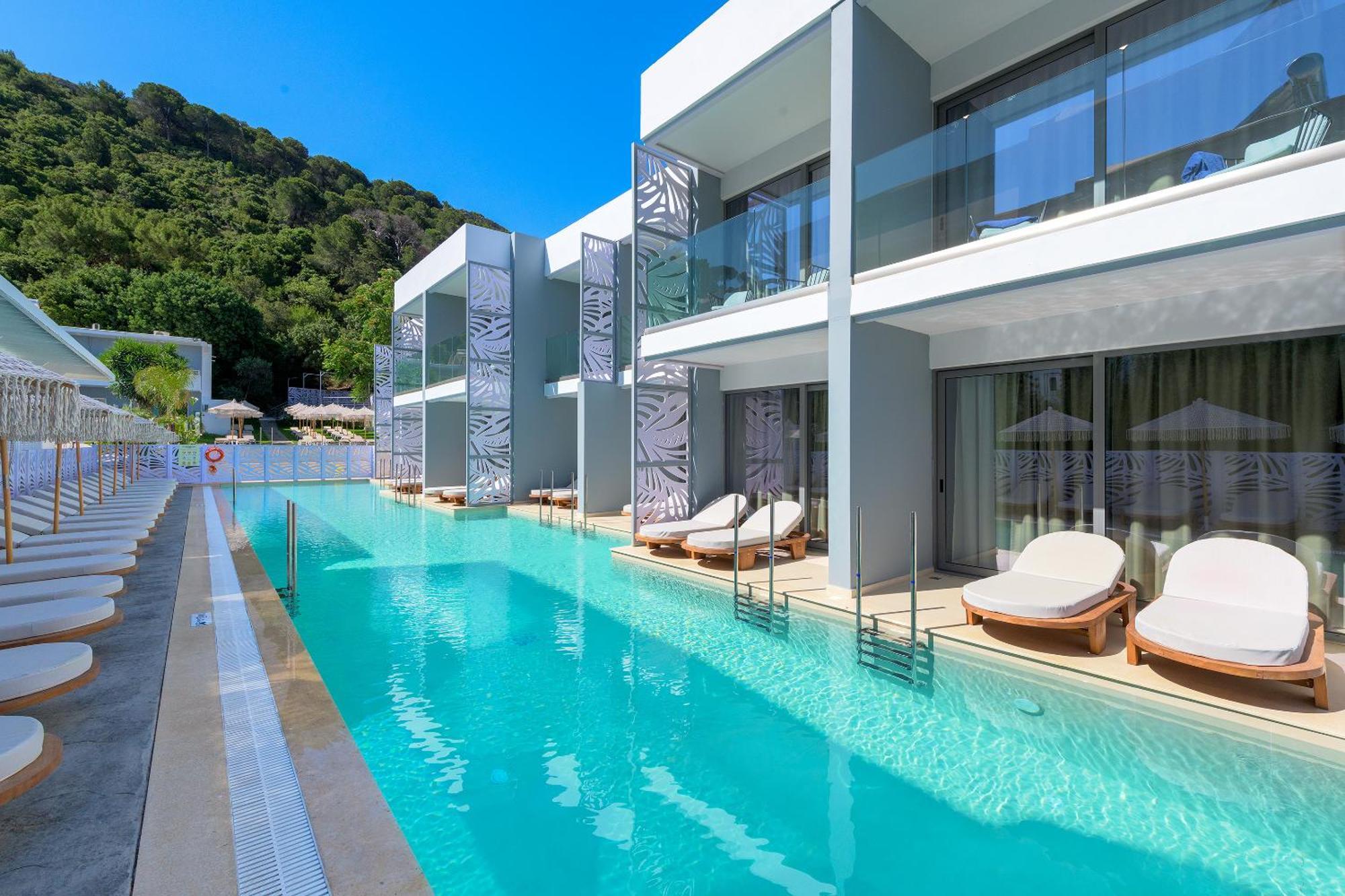 Swim-up Double Room Pool View Shared Pool Terrace
