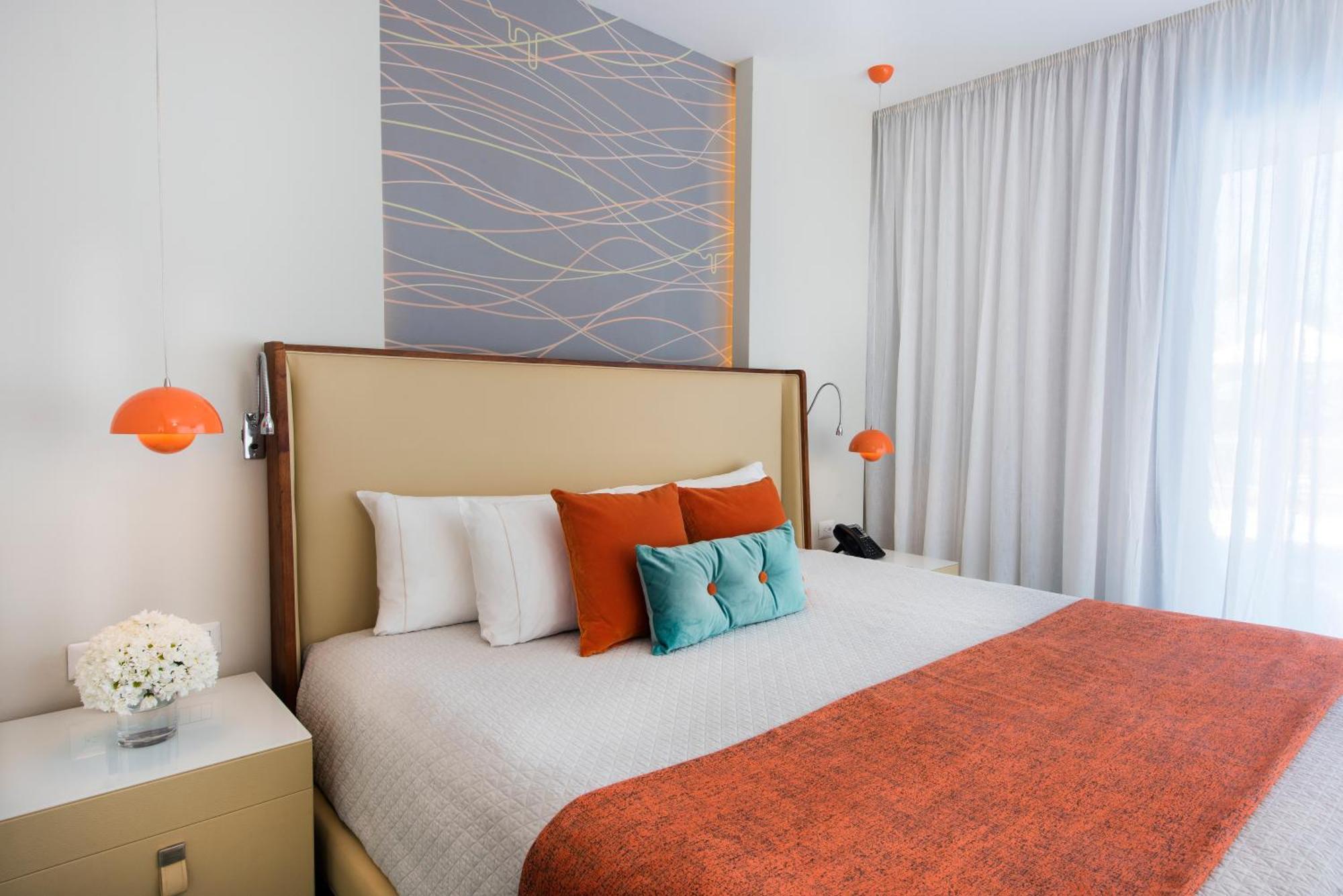 Swank Wraparound Swim Up Suite