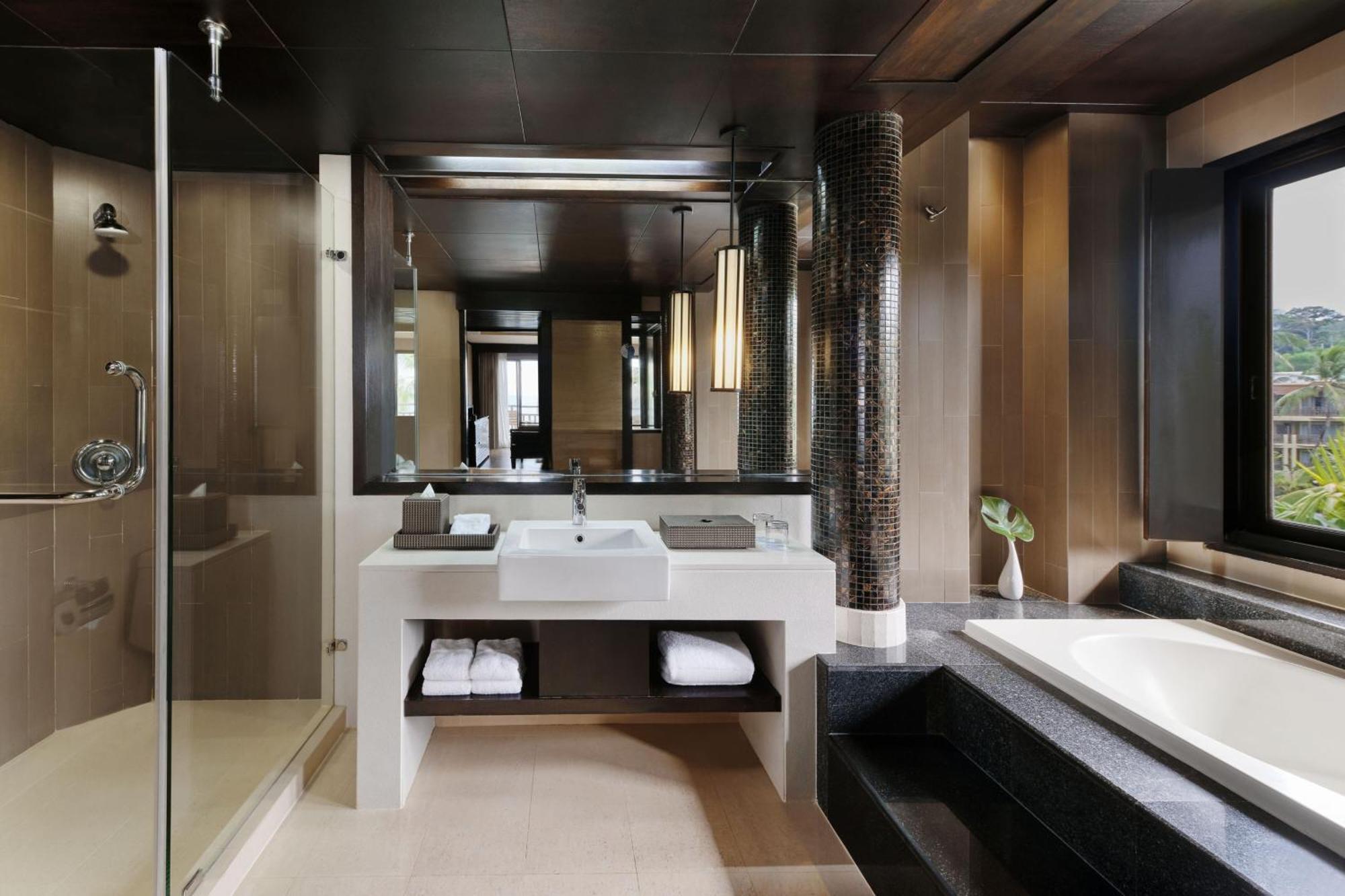 Royal One-Bedroom King Suite Sea View