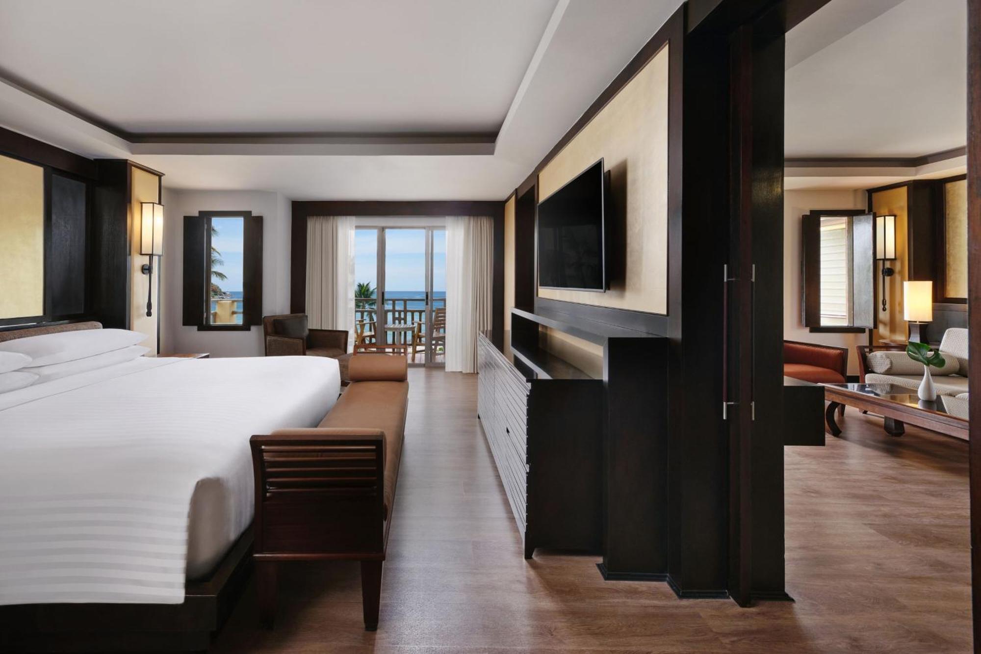 Royal One-Bedroom King Suite Sea View