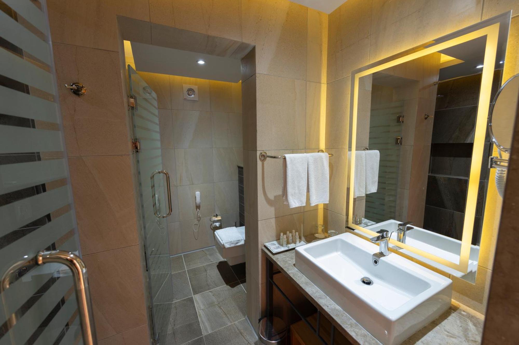 Zimmer mit Kingsize-Bett und seitlichem Meerblick