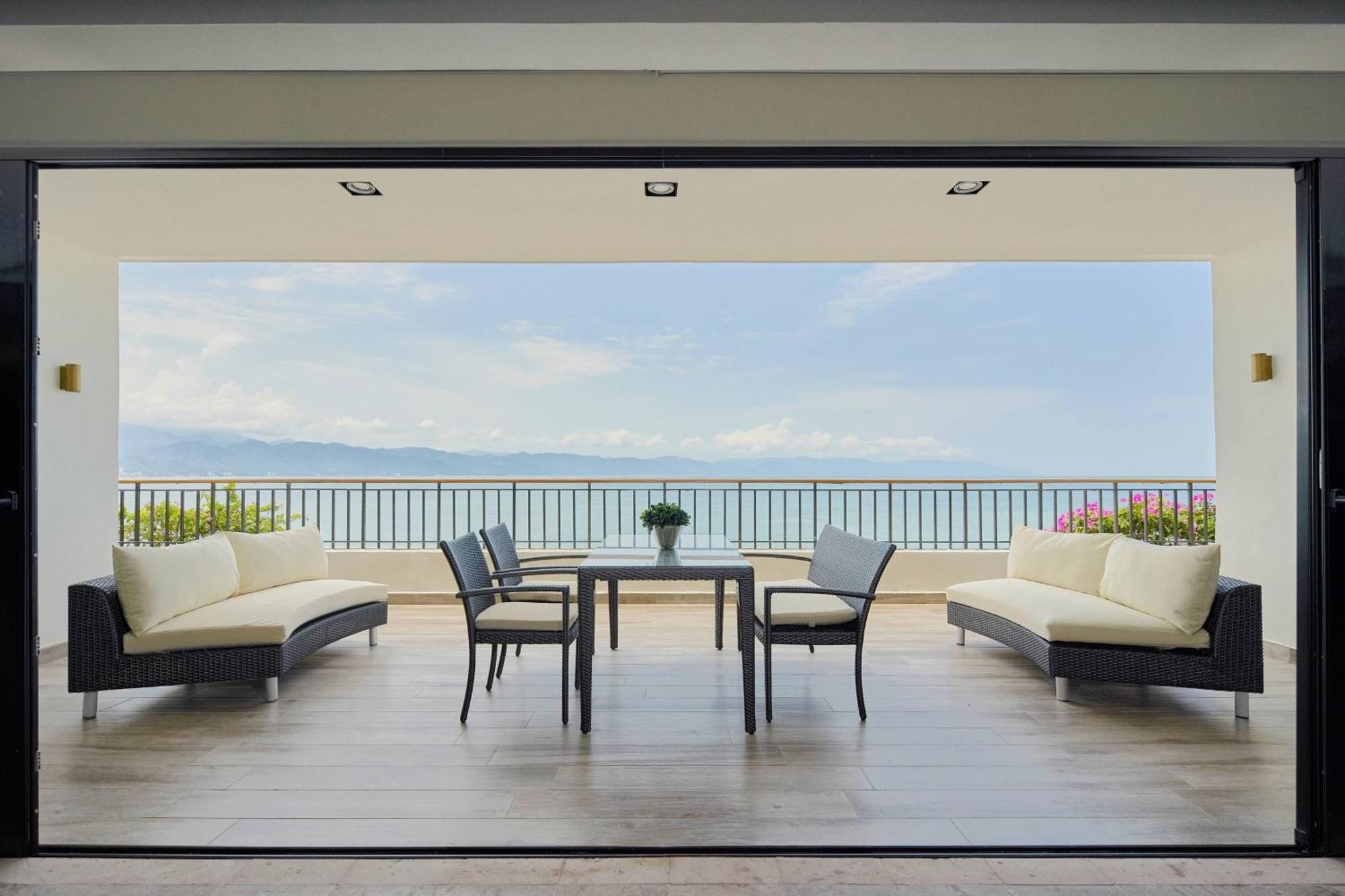 1 Bedroom Presidential Suite 1 King Oceanfront Terrace