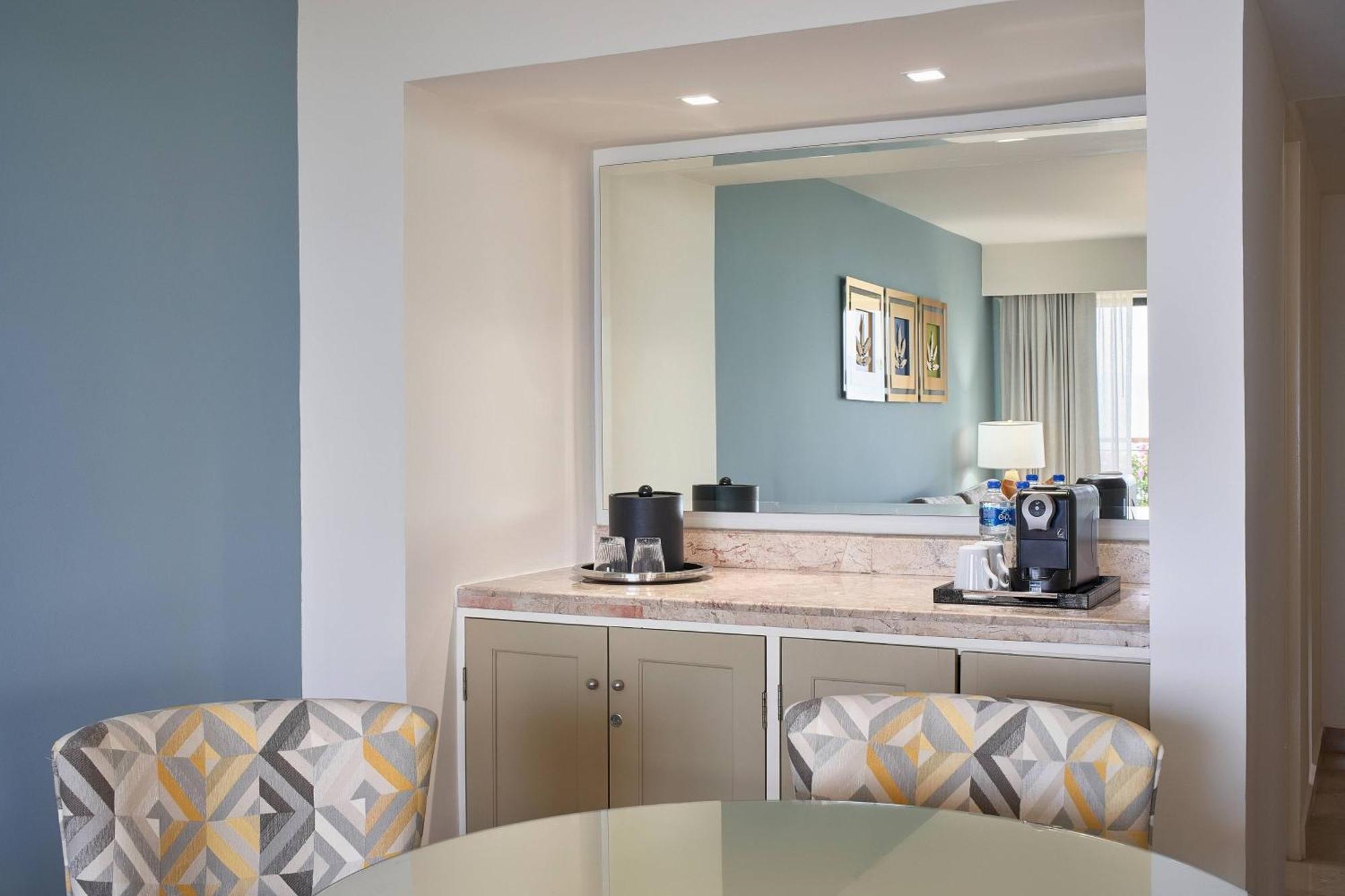 Luxury Suite 1 Bedroom Larger Suite 1 King Panoramic view