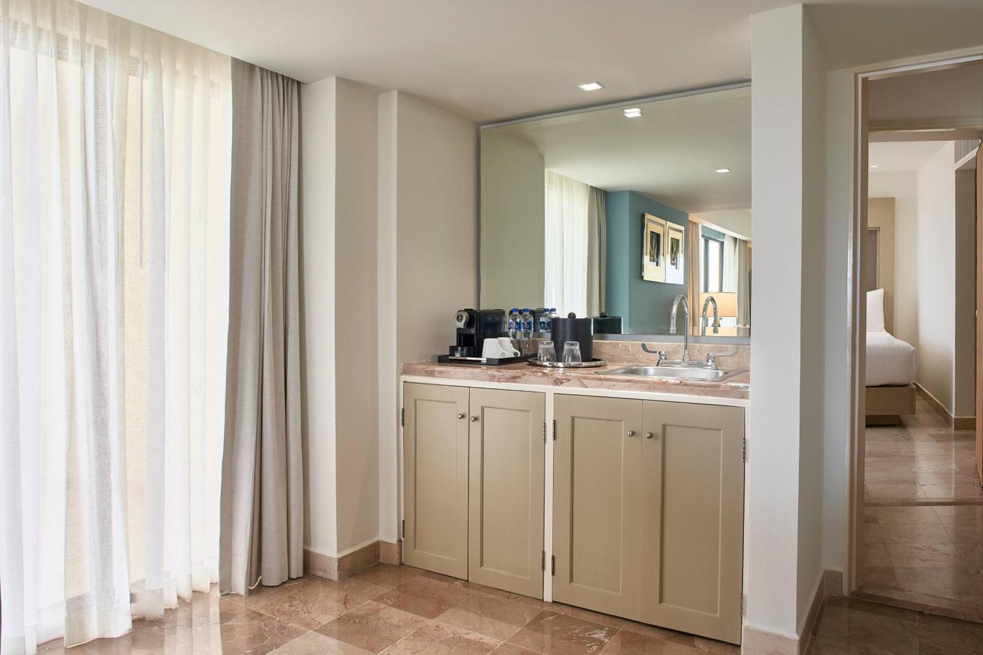 Ambassador Suite 1 Bedroom Larger Suite 1 King Oceanfront