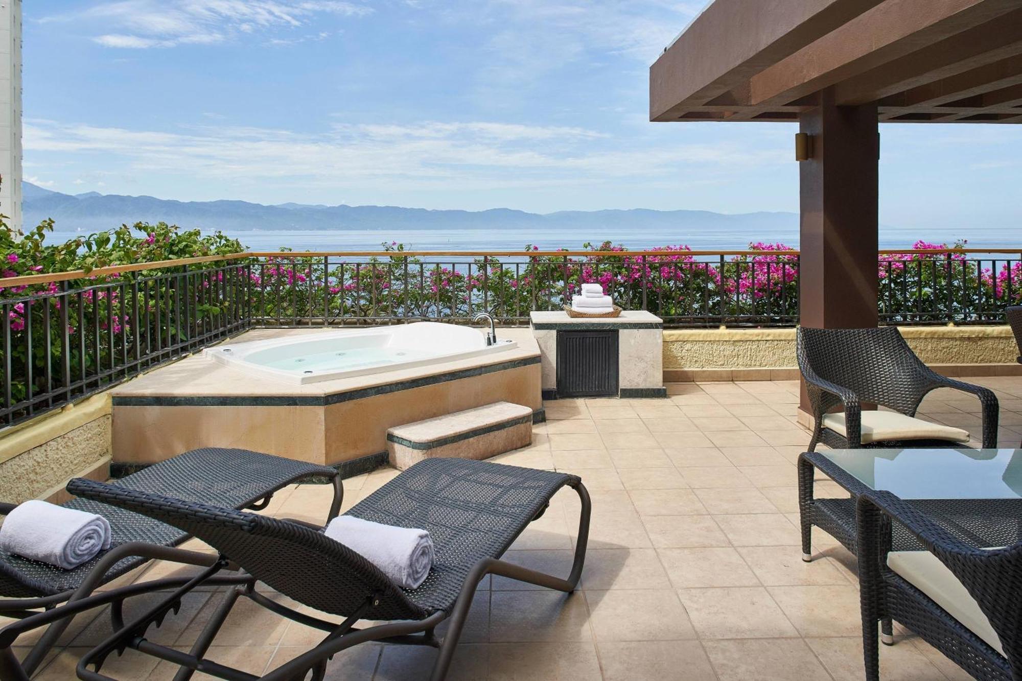 Luxury Suite 1 Bedroom Larger Suite 1 King Panoramic view