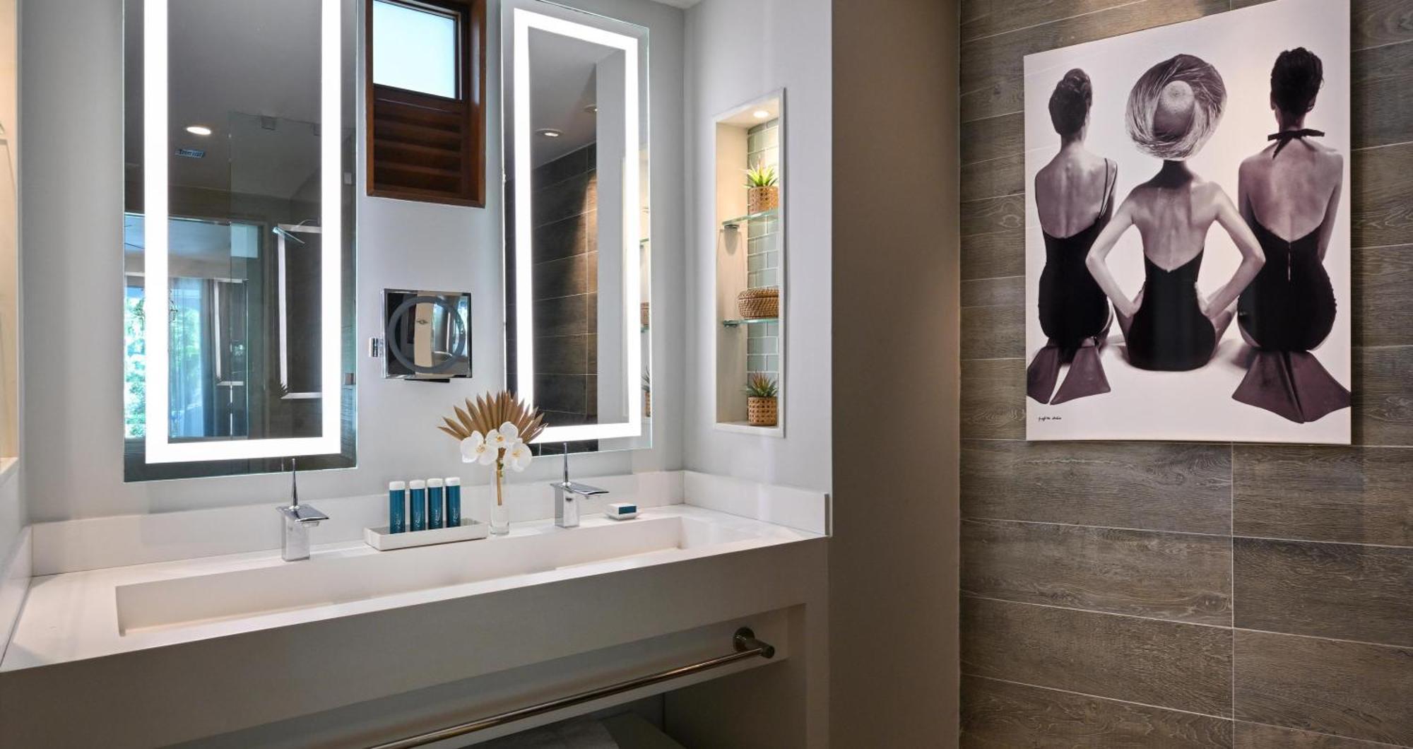 South Seas Club Level Junior Palm Suite w or Outdoor Tranquility Soaking Tub,1645691456:JPEG