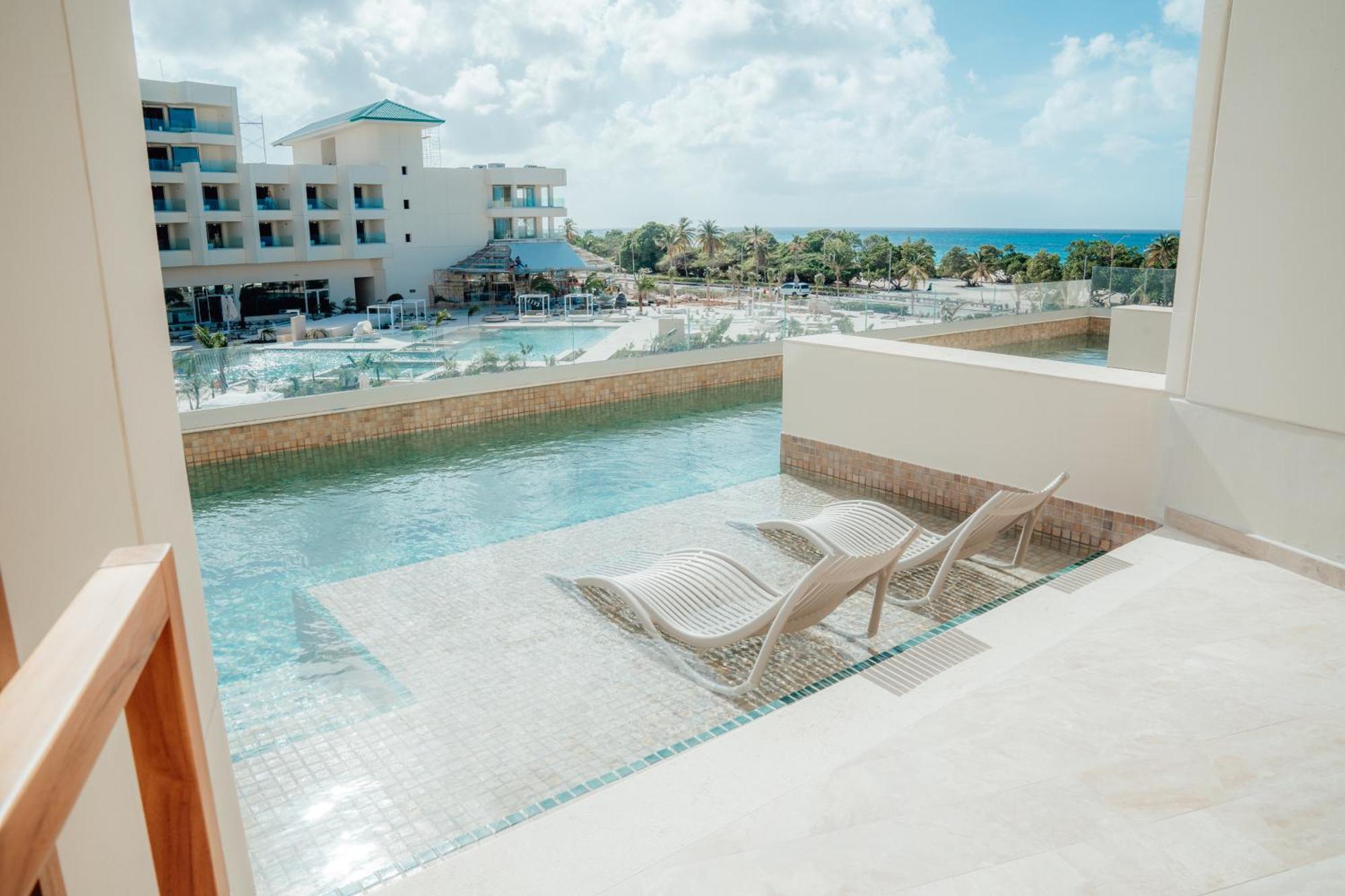 Swim Out Suite Double Queen Single