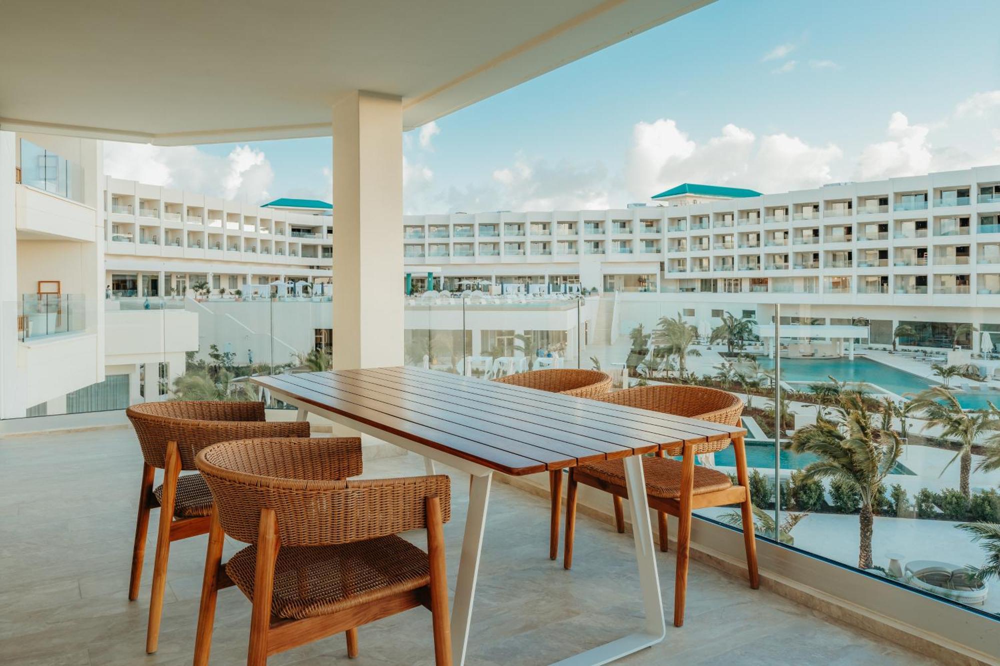 Ocean Front Royal Butler Suite King Single
