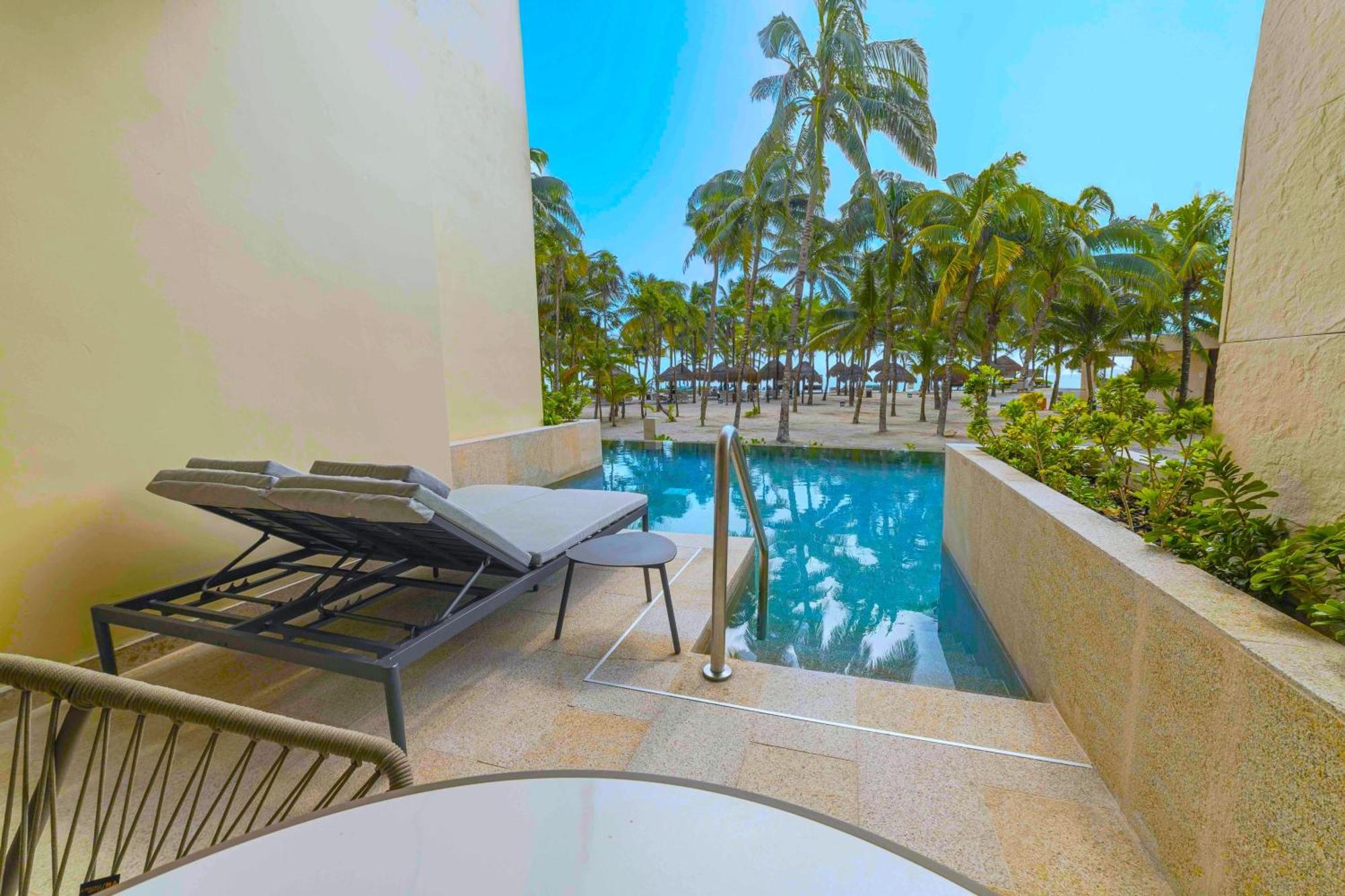 Family Selection Junior Suite Swim up Beachfront