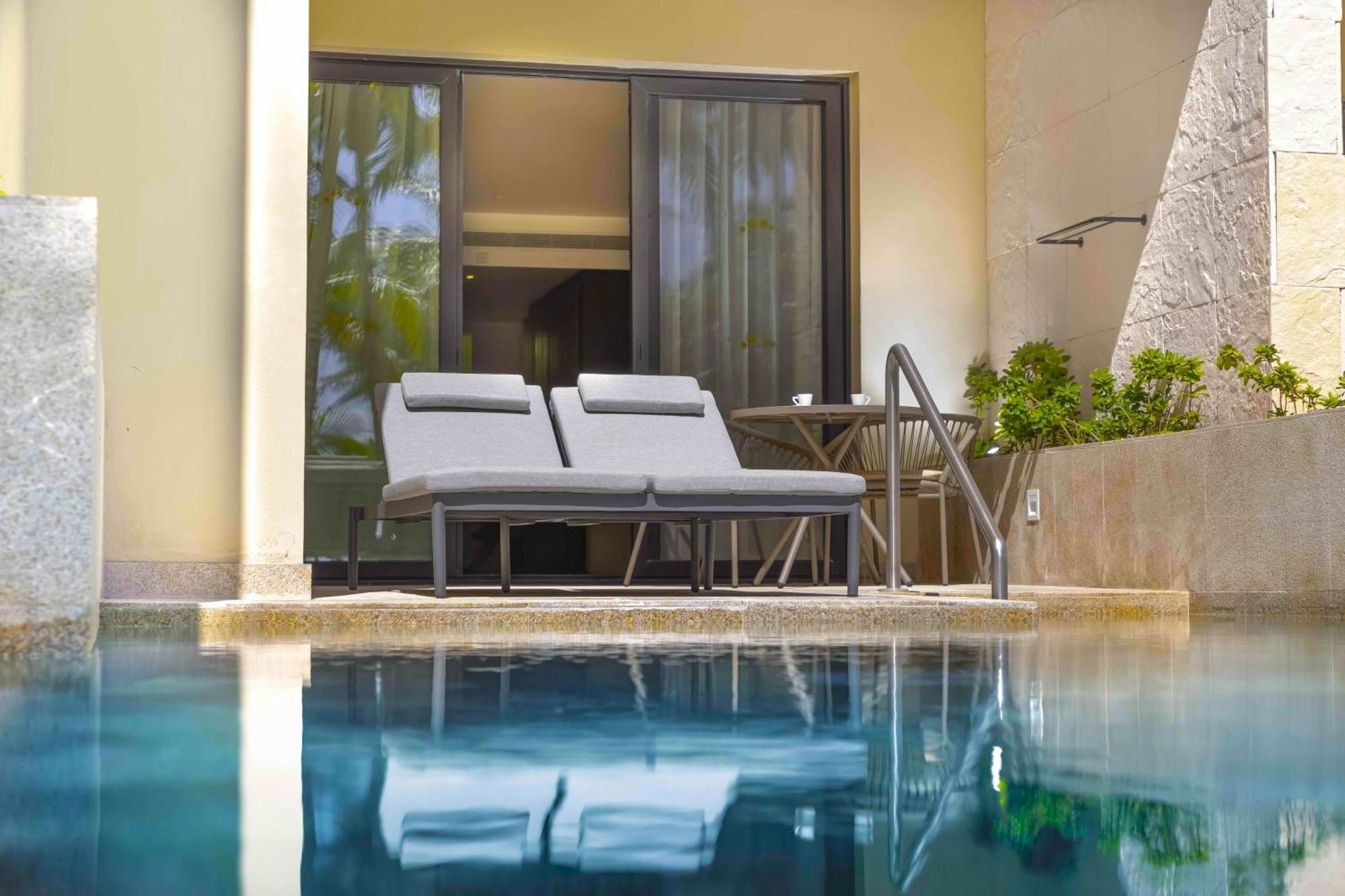 Family Selection Junior Suite Swim up Beachfront