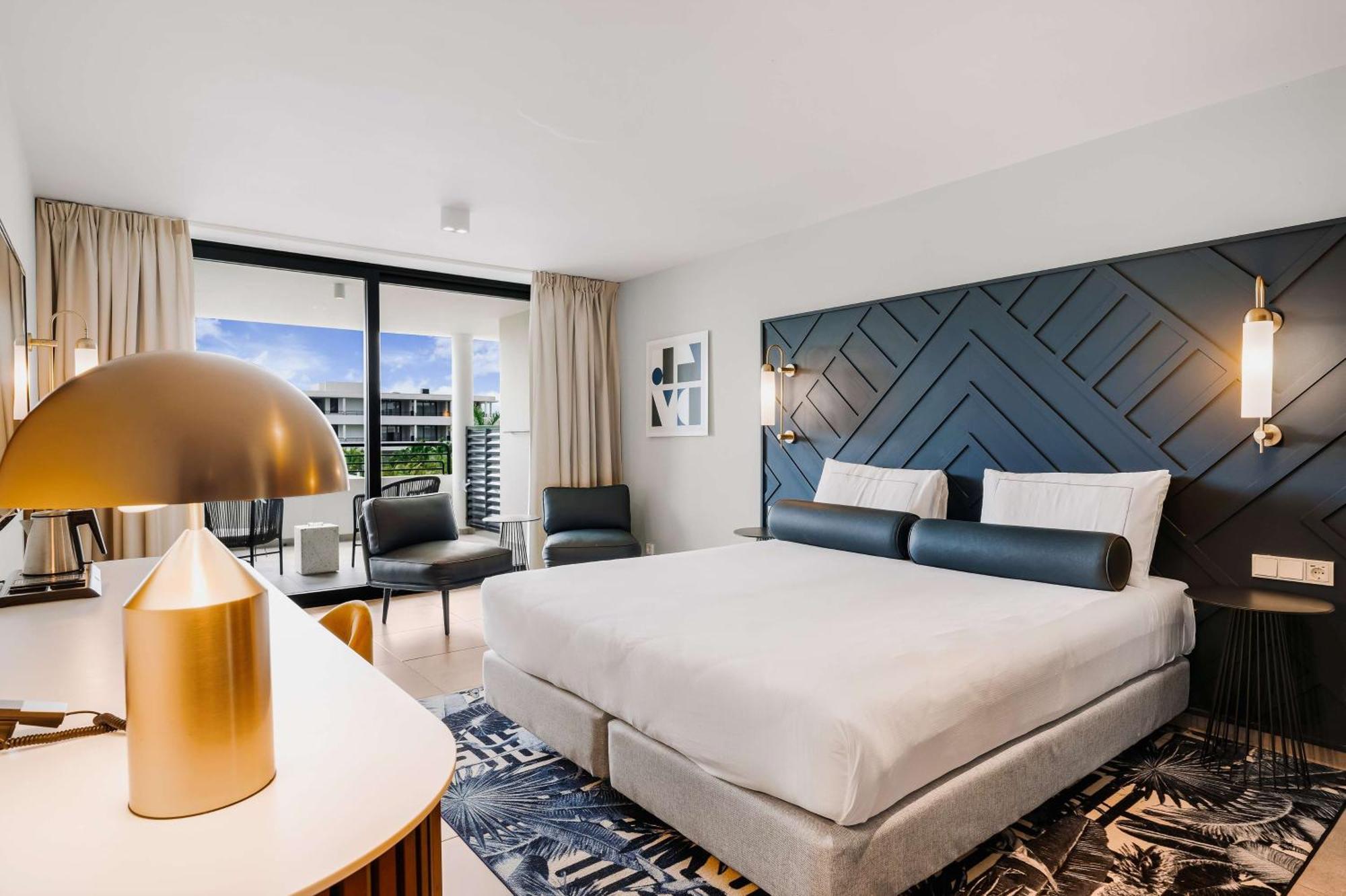 Deluxe King Room Partial Ocean View