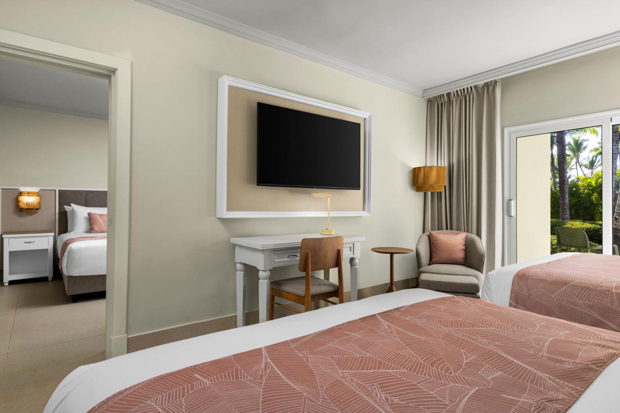 Club Family Junior Suite One King Bed Two Queen Beds Tropical View,1774482712:JPEG