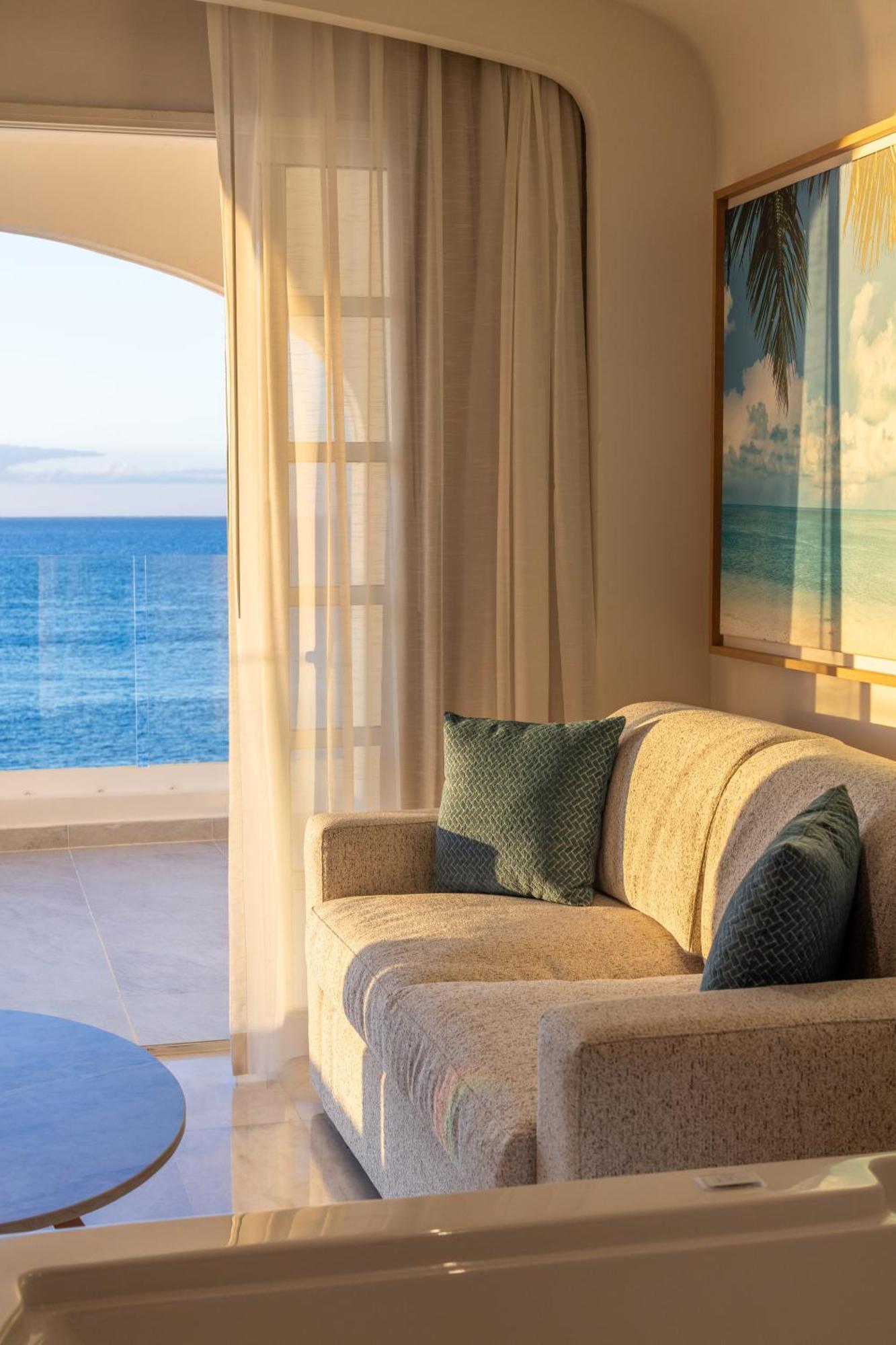 Superior Honeymoon Suite Ocean Front King Size Bed